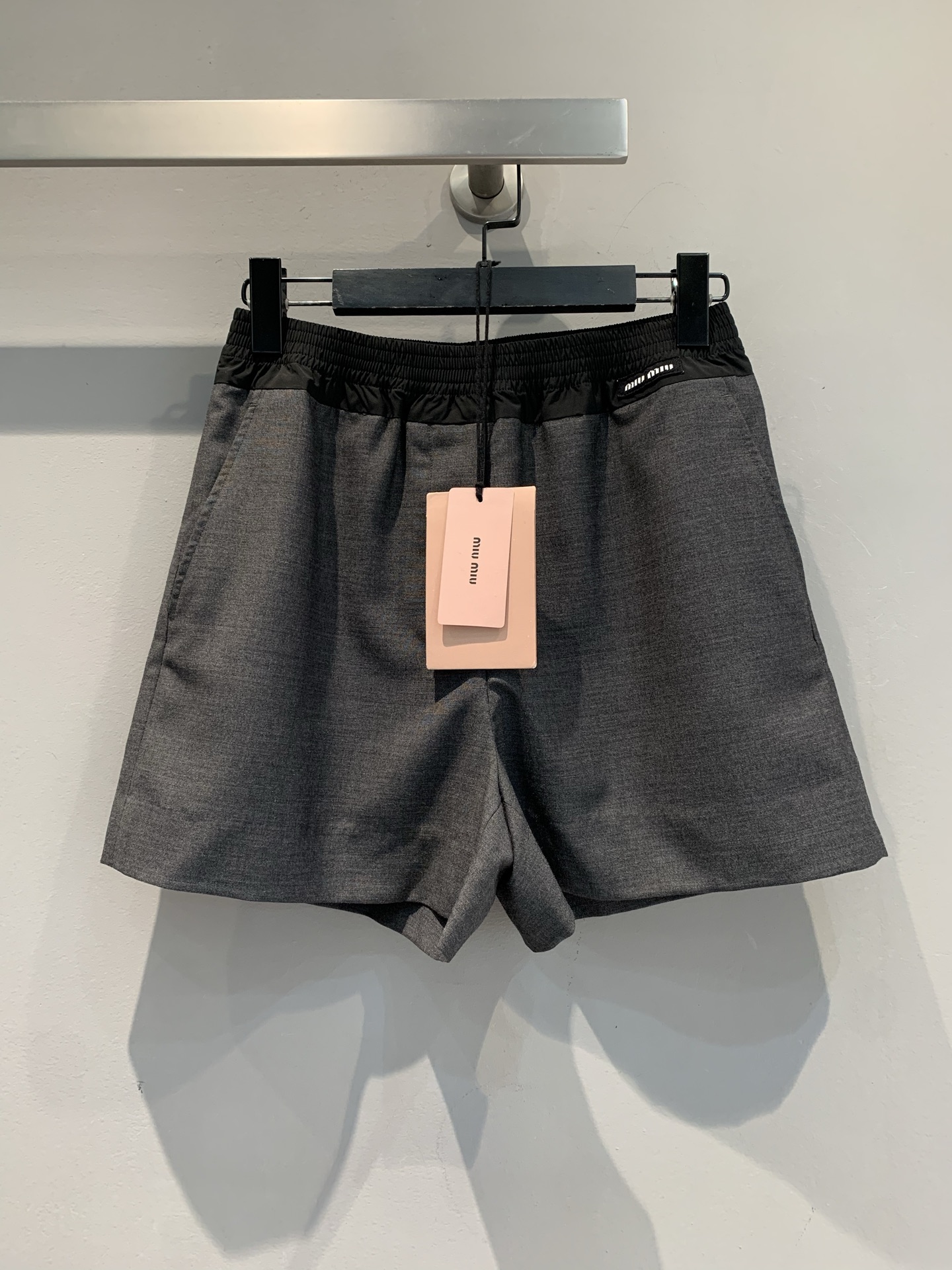 NO:454795,New model is shipped. Original development Miumi* Spring and summer new black label contrasting elastic waist wool shorts. It uses 100% cotton wool fabric. It has delicate texture and a crisp style. High-end gray fabric + contrasting waist, simple and exquisite and ingenious, elastic waist design is comfortable and versatile~ Wear a short top to reveal your waist and match with a shirt, and you can match it when you go out on the street or stay in a lazy home. It can easily wear it to 'the relaxed feeling of a rich family'. Fashionable essence must be included in the item. SML, miumiu, shorts, shirts, alexander wang19860909新款出货啦 原版开发 Miumi*春夏新款黑标撞色松紧腰羊毛短裤.采用百分百棉羊毛面料.质感细腻,版型挺括.高级灰面料+撞色腰头,简约又藏着精致巧思,松紧腰设计舒适又百搭~ 搭短上衣露腰、配衬衫走混搭,日常出街或慵懒宅家都适配,轻松穿出“富家千金的松弛感”,时髦精必入单品.码数SML,,miumiu,shorts,shirts,alexander wang,Women's clothing