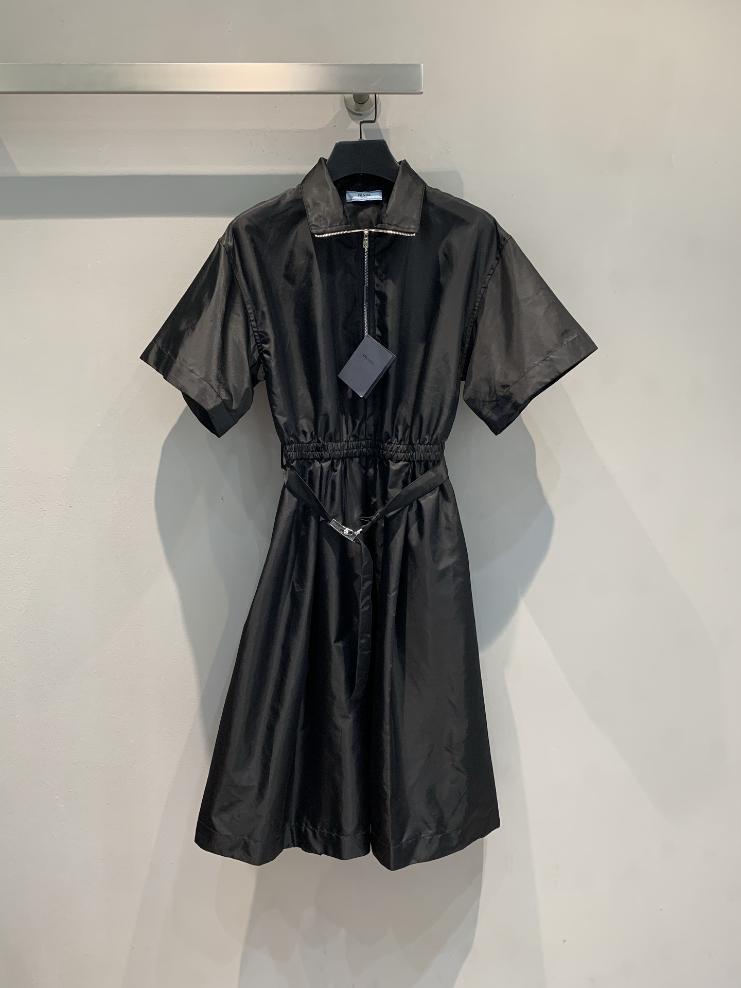 NO:454798,The new model shipped, original development Prad* early autumn new retro fashionable half-open collar belt short-sleeved dress. It uses recycled nylon fabric, with excellent texture and good breathability. Satin gloss comes with high-end filters, lapel + semi-zipper design, hiding a little rebellious~ waist-closing drawstring + belt, outlines a small waist with one click, can be salty or sweet, wear dad shoes to walk on the street style, and use high heels to instantly turn into a stimulating sister, one piece of it can be done with multiple styles, fashionable people close their eyes. Size SML, prada, high heels, skirts, T-shirt, alexander wang19860909新款出货啦原版开发 Prad*早秋新款复古时髦半开领腰带短袖连衣裙.采用再生尼龙面料,质感上乘,透气性佳.缎面光泽自带高级滤镜,翻领+半拉链设计,藏着小叛逆~收腰抽绳+腰带,一键勾勒小蛮腰,可盐可甜,搭老爹鞋走街头风,配高跟鞋秒变拽姐,一件搞定多种风格,时髦人闭眼入.码数SML,,prada,high heels,skirts,T-shirt,alexander wang,Women's clothing