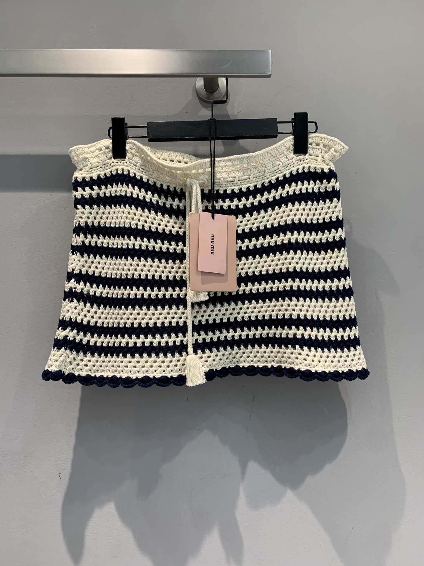 NO:455456,The new model shipped out M original development Miumi*2025 early autumn new retro contrasting color tied hand-woven striped skirt, blue and white stripes come with sea breeze filter, crochet texture is delicate and cute, small tassel + pink mark details hit the girl's heart. The short A-line style makes the legs look long, and it is very good with a small suspender and shirt. It is a must-have summer atmosphere for sweet girls. Whoever wears it is the 'sea salt cake' for walking~ SML, miumiu, skirts, shirts, alexander wang19860909新款出货啦M原版开发 Miumi*2025早秋新款复古撞色系带手工编织条纹半裙,蓝白条纹自带海风滤镜,钩织纹理细腻又可爱,小流苏+粉标细节戳中少女心 短款A字版型超显腿长,搭小吊带、衬衫都很绝,穿上就是南法度假既视感,甜妹必备的夏日氛围感神器,谁穿谁是行走的“海盐小蛋糕”～码数SML,,miumiu,skirts,shirts,alexander wang,Women's clothing