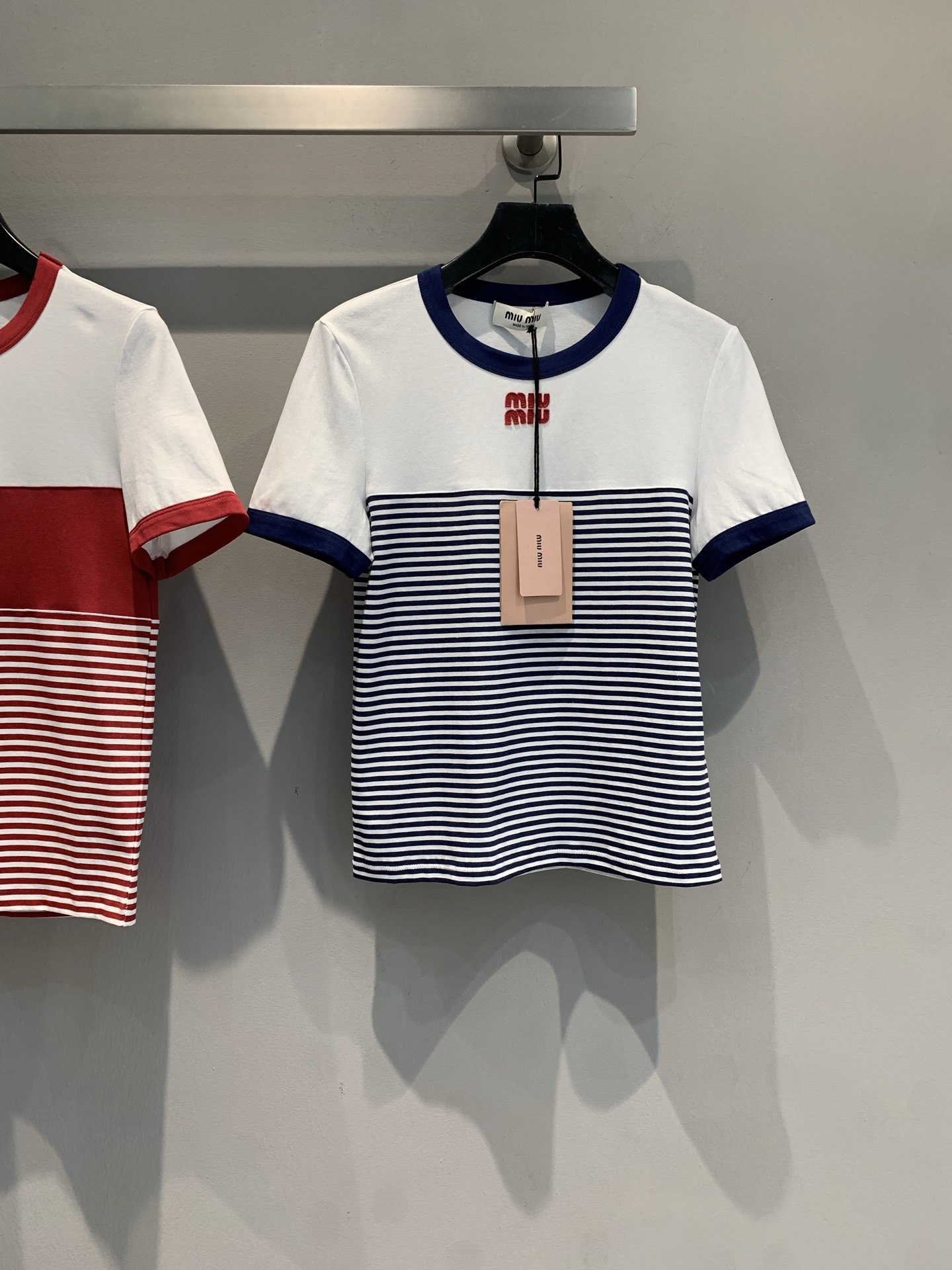 NO:454801,New model is shipped. Original development. Miumi* Spring and summer new contrasting edge striped short-sleeved T-shirt, white and blue splicing + classic stripes, comes with French lazy filter, and the small red label on the chest hides the brand's ingenuity~ Wearing alone is refreshing and age-reducing, layered sweatshirts/shirts are superb, easily wearing 'the relaxed feeling of a rich daughter'. Wearing it in summer, the fashionableness is directly full. SML, miumiu, hoodie, sweatshirts, shirts, T-shirt, tees, t-shirt, alexander wang19860909新款出货啦 原版开发 Miumi*春夏新款撞色边条纹短袖T恤,白蓝拼接+经典条纹,自带法式慵懒滤镜,胸口小红标藏着品牌巧思~ 单穿清爽减龄,叠穿卫衣/衬衫都超绝,轻松穿出“富家千金的松弛感”,夏天穿它,时髦度直接拉满.码数SML,,miumiu,hoodie,sweatshirts,shirts,T-shirt,tees，t-shirt,alexander wang,Women's clothing