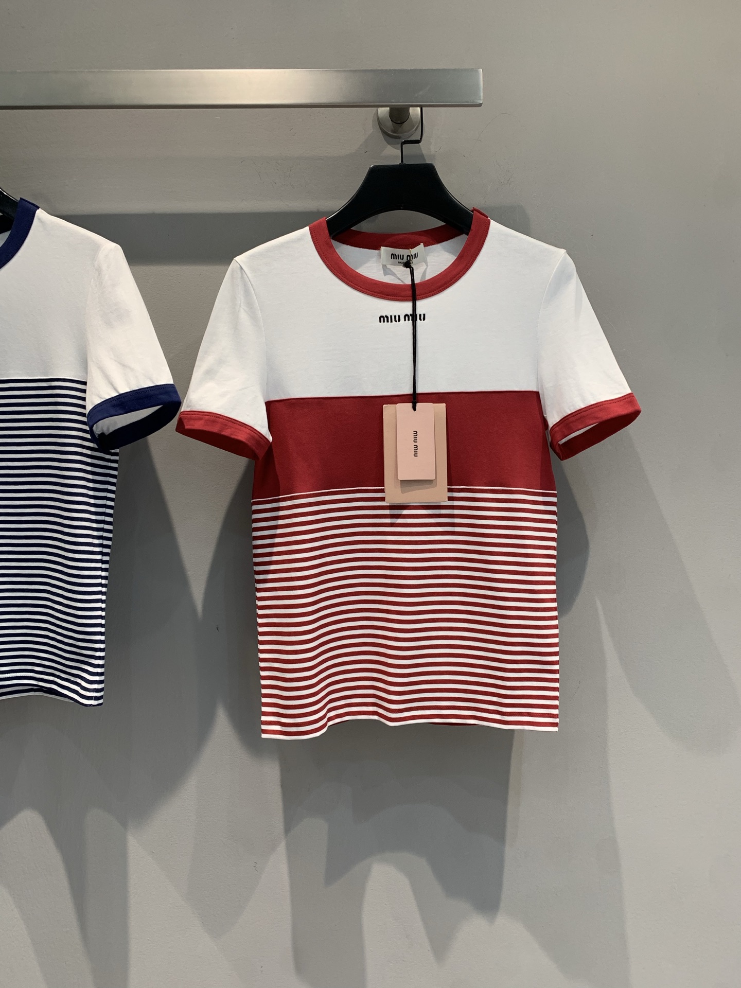 NO:454803,New model is shipped. Original development Miumi* Spring and summer new contrasting edge striped short-sleeved T-shirt. Red and white splicing + pinstripes, with retro filters, collar cuff contrasting design, hiding a trick~ Small labels on the chest are embellished, low-key and high-end, single wear refreshing and age-reducing, layered suits instantly become fashionable, wear it in summer, easily wear it to 'the relaxed feeling of a rich daughter', fashionable people close their eyes. SML, miumiu, T-shirt, tees, t-shirt, business suit, alexander wang19860909新款出货啦 原版开发 Miumi*春夏新款撞色边条纹短袖T恤.红白拼接+细条纹,自带复古滤镜,领口袖口撞色设计,藏着小心机~ 胸前小标点缀,低调又高级,单穿清爽减龄,叠穿小西装秒变时髦精, 夏天穿它,轻松穿出“富家千金的松弛感”,时髦人闭眼入.码数SML,,miumiu,T-shirt,tees，t-shirt,business suit,alexander wang,Women's clothing