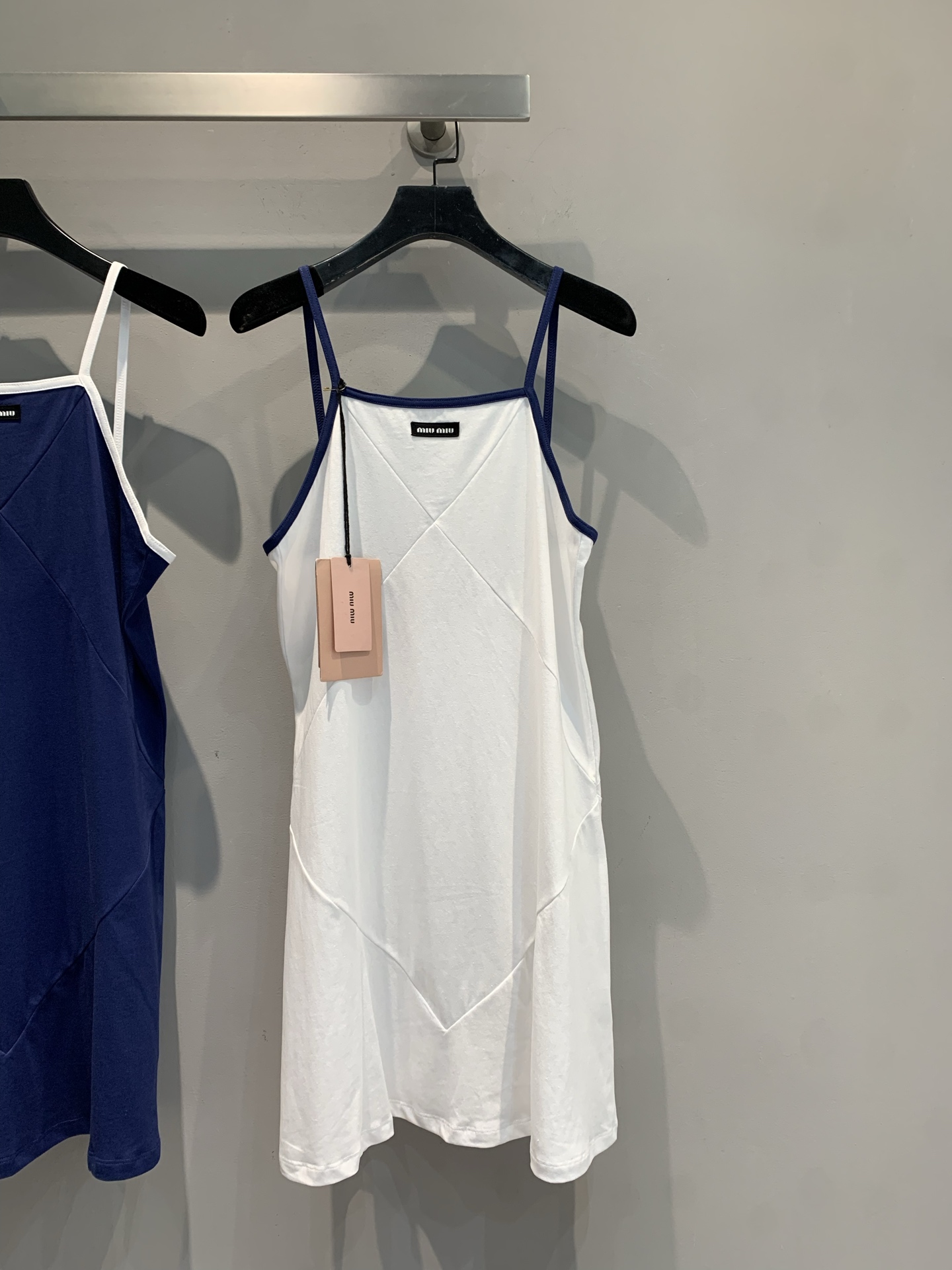 NO:454814,New model shipped M original development Miumi* Spring and summer new small and fresh contrasting edge suspender dress, contrasting edges + neat tailoring, hiding minimalist high-end, thin shoulder strap design, small reveal sexy yet elegant, single-wear sandals are refreshing, layered sweaters are instantly turned into literary hanging, summer loose outfit, this piece is locked directly. SML, miumiu, sandals, skirts, alexander wang19860909新款出货啦M原版开发 Miumi*春夏新款小清新撞色边吊带连衣裙,撞色包边+利落剪裁,藏着极简主义的高级,细肩带设计,小露性感又不失优雅, 单穿配凉鞋清爽出街,叠穿针织衫秒变文艺挂,夏天的松弛感穿搭,这件直接锁死.码数SML,,miumiu,sandals,skirts,alexander wang,Women's clothing