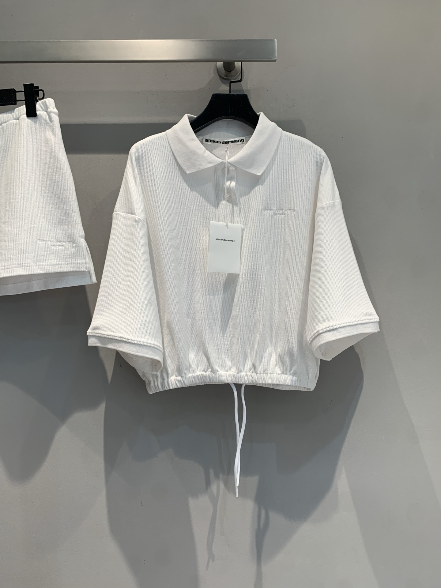 NO:454819,The new top skirt is shipped. Original development. AW spring and summer new sports style letter embroidered polo set, short top + drawstring design, hide the meat in one second to show the proportion. The Polo collar comes with a college-style filter, simple and high-end. It is paired with skirts/shorts in the same series, and is suitable for daily street travel, sports and fitness. A set unlocks lazy and fashionable. Whoever wears it is the 'cold and rich flower in the world' code SML, skirts, shorts, alexander wang19860909上衣半裙新款出货啦 原版开发 AW春夏新款运动风字母刺绣polo套装,短款上衣+抽绳设计,一秒藏肉显比例,Polo领自带学院风滤镜,简约又高级, 搭同系列半裙/短裤,日常出街、运动健身都适配,一套解锁慵懒时髦,谁穿谁是“人间清冷富贵花”码数SML,,skirts,shorts,alexander wang,Women's clothing