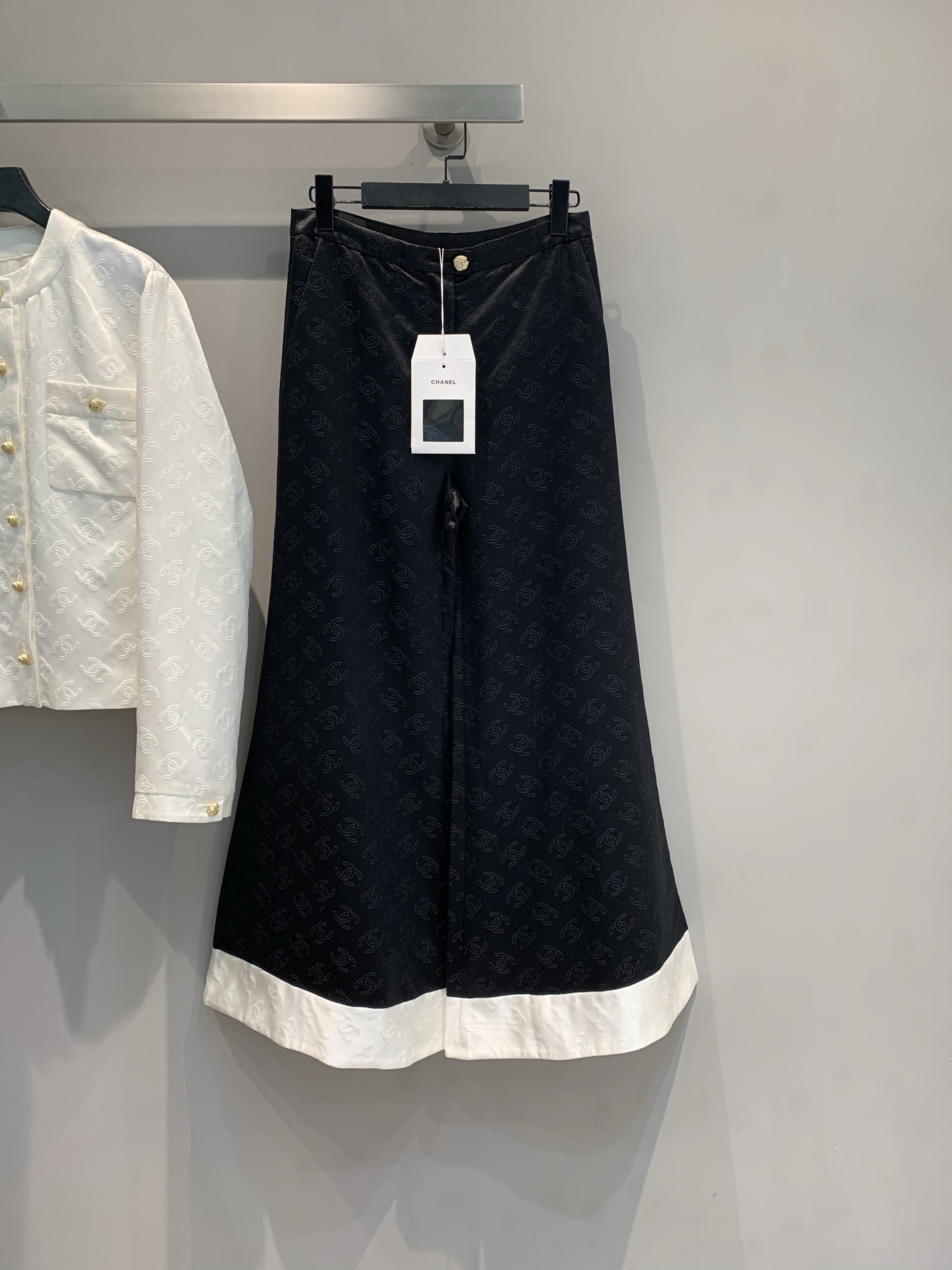 NO:453995,New model is shipped. Original development. C home 2025 early autumn new French double C printed silk wide-leg bell-bottom pants, made of silk and cotton blended fabric, high-quality texture, skin-friendly and comfortable. The full double C dark pattern comes with high-luxury filters. The black and white spliced ​​trousers are neat and unique. The loose cut hides the flesh to show the aura. Wear the same white jacket, it can easily grasp the elegant and relaxing feeling of grandma, and the fashionable and delicate eyes are closed~ 36 38 40, chanel, jackets & coats, real silk, alexander wang19860909新款出货啦 原版开发 C家2025早秋新款法式双C印花真丝阔腿喇叭裤,采用真丝和棉混纺面料,质感高级,亲肤舒适.满幅双C暗纹自带高奢滤镜 黑白拼接裤脚利落又别致,宽松剪裁藏肉显气场,搭同系列白外套,轻松拿捏香奶奶式优雅松弛感,时髦精闭眼入～码数36 38 40,,chanel,jackets & coats,real silk,alexander wang,Women's clothing