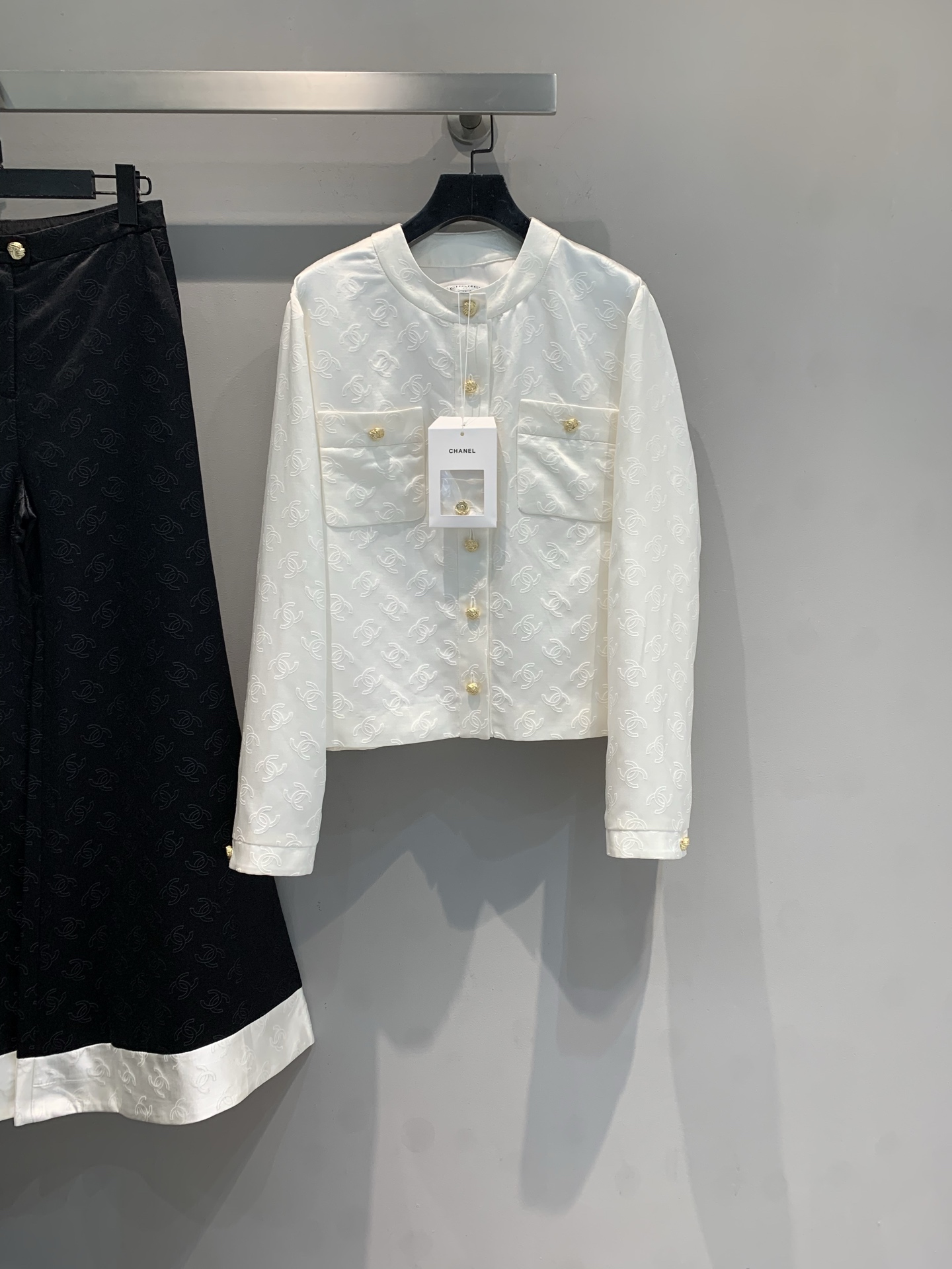 NO:454005,The new model is shipped. Original development. C home 2025 early autumn new three-dimensional double C gold button round neck short jacket. It uses silk and cotton blended fabric, with high-quality texture and comfortable skin. The delicate double C dark patterns fill the cloth body, low-key showing the brand style. The exquisite gold buttons are like stars in the night sky, adding a luxurious texture to the overall shape. The neat tailoring highlights the waistline and easily creates an elegant figure. Whether it is paired with jeans to show casual and casualness, or matching with wide-leg pants in the same series to interpret the luxury temperament, it can be perfectly adapted. It is not only a piece of clothing, but also an expression of fashion attitude, helping you to shine confidently in various occasions. Number 36 38 40, chanel, jeans, jackets & coats, real silk, alexander wang19860909新款出货啦 原版开发 C家2025早秋新款立体双C金扣圆领短外套.采用真丝和棉混纺面料,质感高级,亲肤舒适.细腻的双C暗纹满布衣身,低调彰显品牌格调.精致的金色纽扣,如同夜空中的繁星,为整体造型增添奢华质感.利落的剪裁,凸显腰线,轻松塑造出优雅身姿 .不管是搭配牛仔裤展现休闲随性感,还是与同系列阔腿裤相配演绎高奢气质,都能完美适配.它不仅是一件服装,更是时尚态度的表达,助你在各种场合都能自信闪耀码数36 38 40,,chanel,jeans,jackets & coats,real silk,alexander wang,Women's clothing