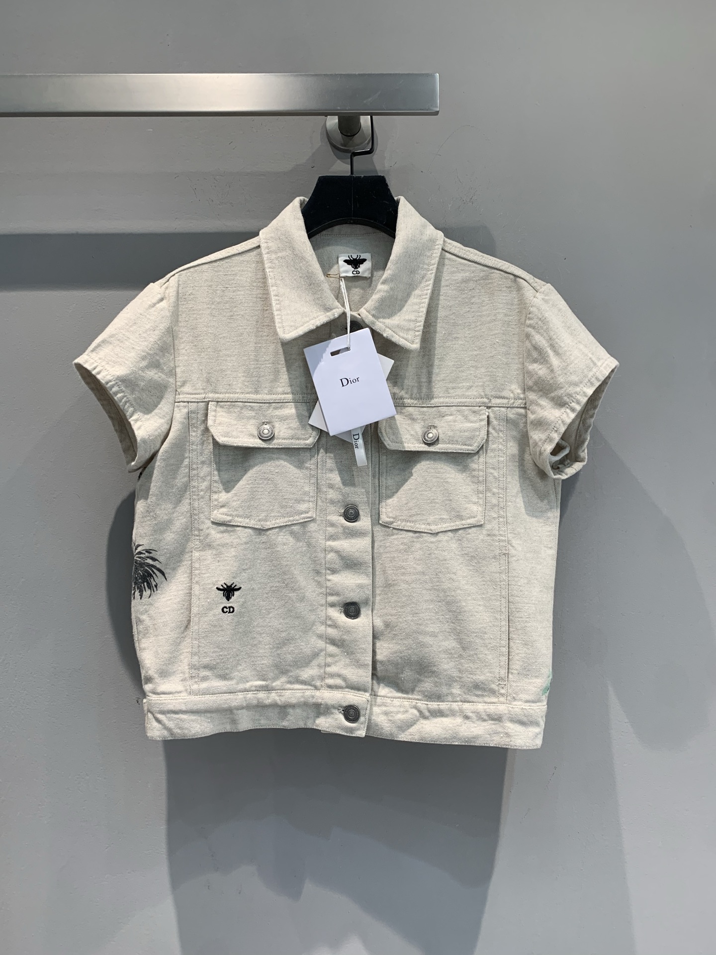 NO:454794,The new model is shipped and the original version is developed. CD early autumn new vacation style bee embroidered painted short-sleeved denim vest. Wear Saint Tropez's Sunshine Coast on your body. This denim vest is amazing at home!  Hand-painted style prints cover the back, coconut forest, sunset, beach, and the holiday atmosphere is full. Short-sleeved denim style is fashionable and versatile, easy to grasp the relaxed and high-end feeling, wear it directly with a relaxed filter with 'vacation'~code number 36 38 40,,dior,T-shirt,alexander wang19860909新款出货啦原版开发 CD早秋新款度假风蜜蜂刺绣彩绘短袖牛仔马甲.把圣特罗佩的阳光海岸穿在身上 D家这件牛仔马甲太绝！手绘风印花铺满后背,椰林、落日、沙滩,度假氛围感拉满 短袖牛仔版型,时髦又百搭,轻松拿捏松弛高级感,穿上直接自带“正在度假”的松弛滤镜~码数36 38 40,,dior,T-shirt,alexander wang,Women's clothing