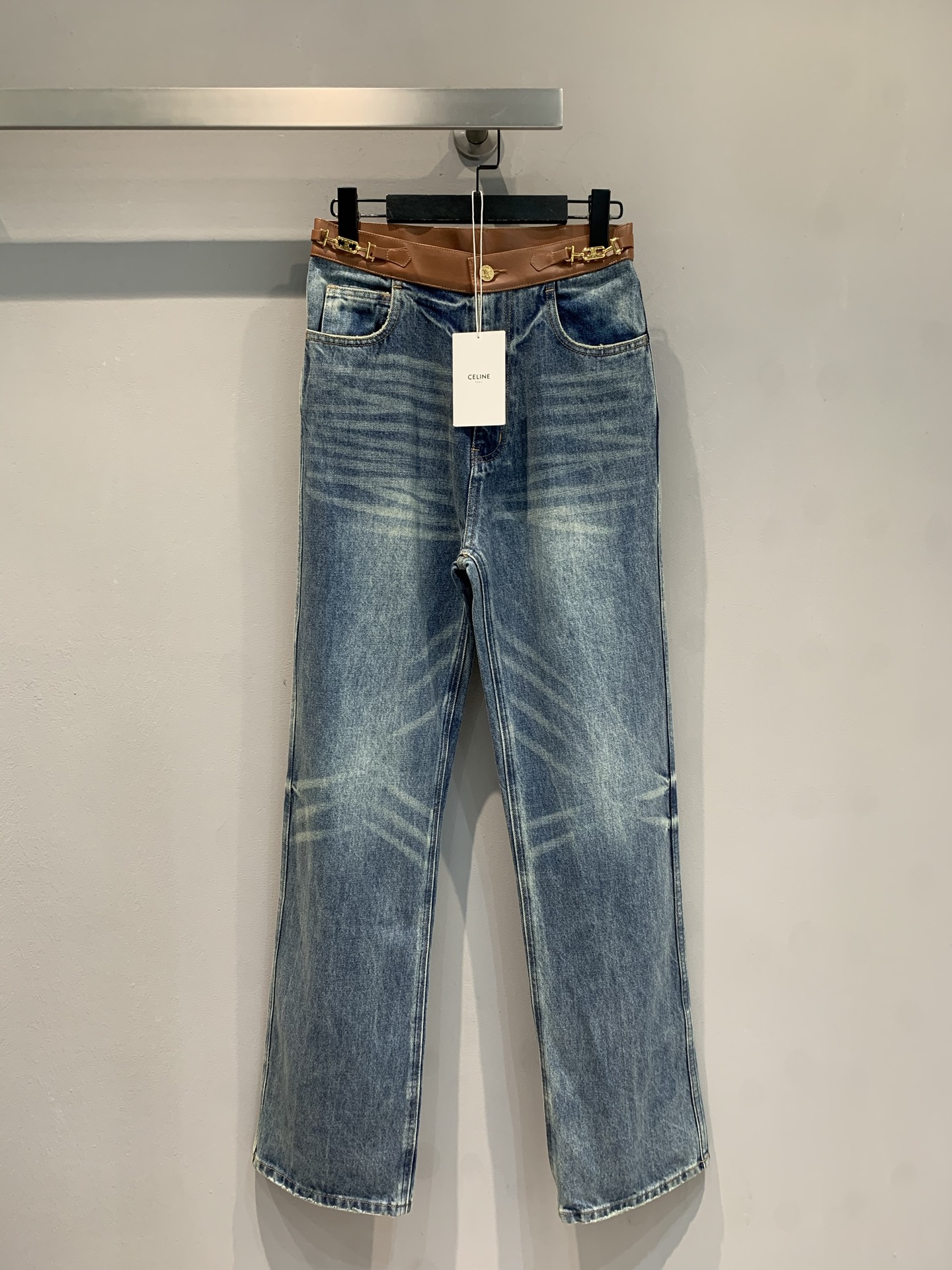 NO:454797,New model is shipped. Original development Celin* early autumn new retro leather buckles used for antique straight jeans. The old washing blue has a retro story feeling, and the waist is spliced ​​with brown leather + metal buckles, mixing and matching to create high-end fashion. Straight-tight slightly flare tailoring, hiding flesh to show straight legs. Whoever wears it is 'leg essence' is a 'leg essence' and daily wear short tops reveal their waists and a shirt to relax, and easily grasp the high-end feeling~ SML, celine, jeans, shirts, alexander wang19860909新款出货啦 原版开发 Celin*早秋新款复古皮扣做旧直筒牛仔裤.做旧水洗蓝自带复古故事感,腰头拼接棕色皮料+金属扣,混搭出高阶时髦.直筒微喇剪裁,藏肉显腿直,谁穿谁是“腿精本精”日常搭短上衣露腰、配衬衫走松弛风,轻松拿捏高级感~码数SML,,celine,jeans,shirts,alexander wang,Women's clothing