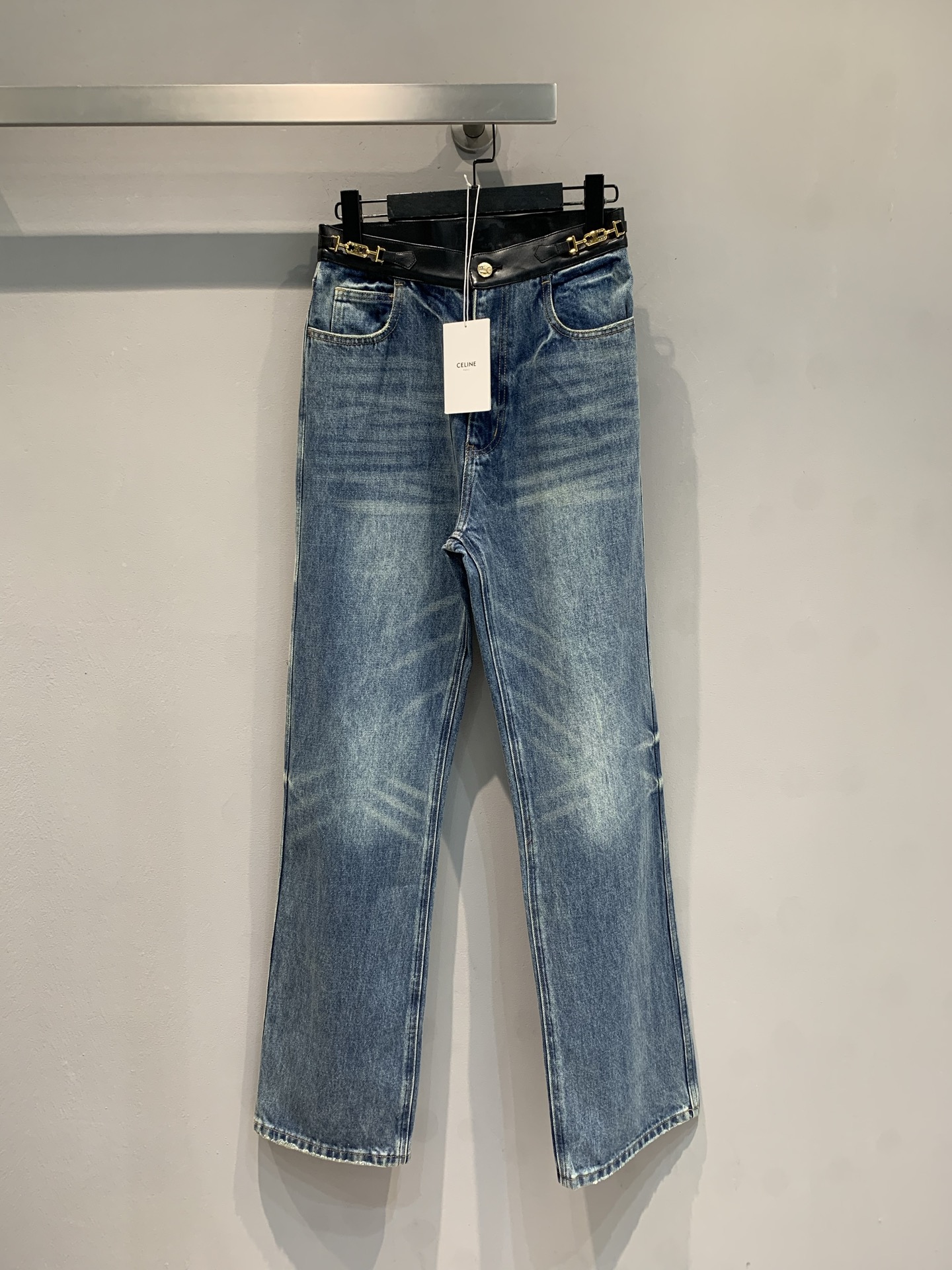 NO:454800,New model is shipped. Original development Celin* early autumn new retro leather buckles used for antique straight jeans. The old washing blue has a retro story feeling, and the waist is spliced ​​with black leather + metal buckles, mixing and matching to create high-end fashion. Straight-tight slightly flare tailoring, hiding flesh to show straight legs. Whoever wears it is 'leg essence' is a 'leg essence' and daily wear short tops reveal their waists and a shirt to relax, and easily grasp the high-end feeling~ SML, celine, jeans, shirts, alexander wang19860909新款出货啦 原版开发 Celin*早秋新款复古皮扣做旧直筒牛仔裤.做旧水洗蓝自带复古故事感,腰头拼接黑色皮料+金属扣,混搭出高阶时髦.直筒微喇剪裁,藏肉显腿直,谁穿谁是“腿精本精”日常搭短上衣露腰、配衬衫走松弛风,轻松拿捏高级感~码数SML,,celine,jeans,shirts,alexander wang,Women's clothing