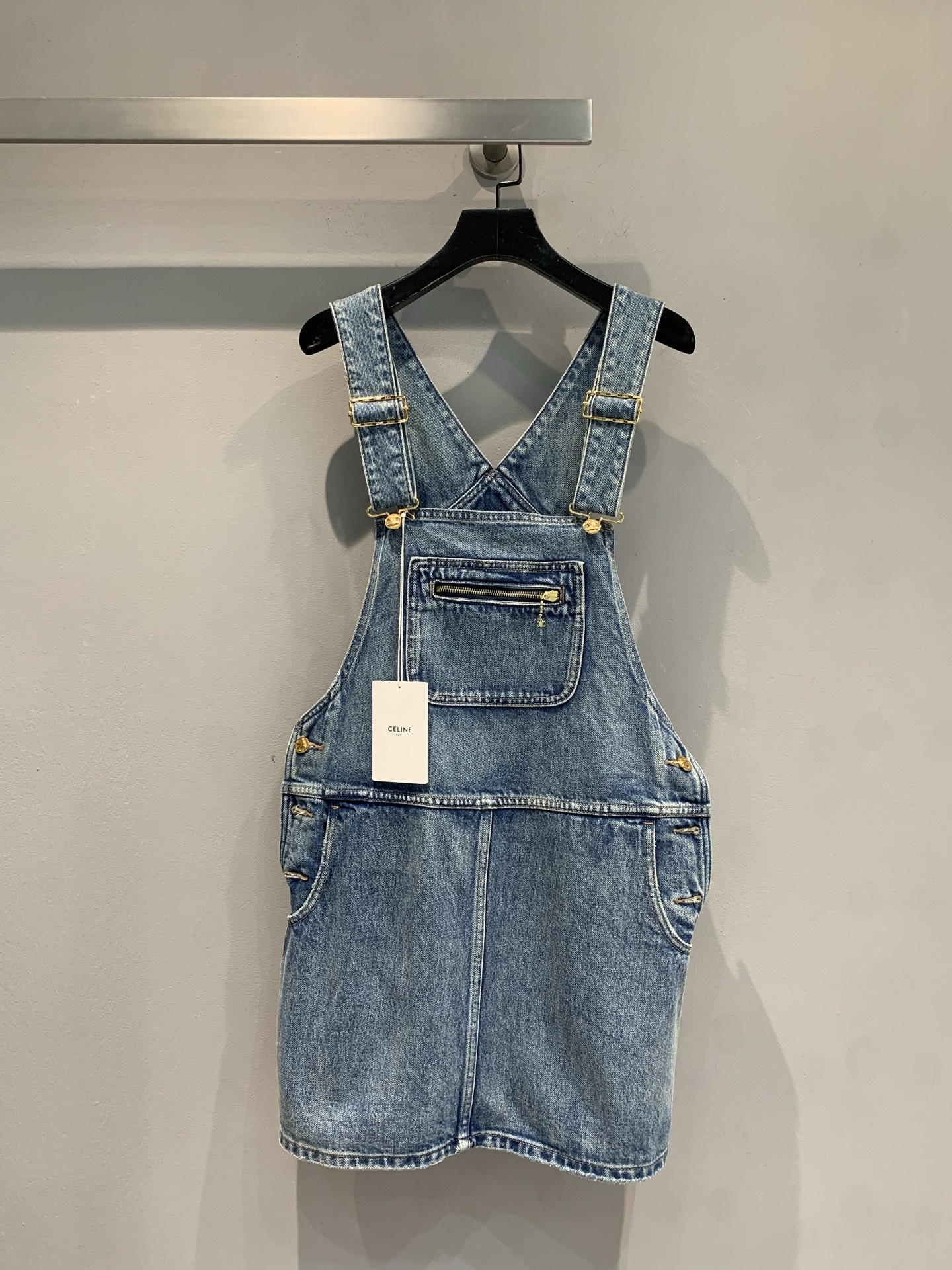 NO:454777,New style shipped original development Celin* early autumn new retro fashionable front piece pocket denim overalls. Retro wash blue denim, with a sense of old story, metal buckle adjustment strap + front piece zipper pocket, details hide exquisite and ingenious thoughts~ age-reducing and fashionable, single wear with simple T-shirts look good, one-click unlocking casual French tone, whoever wears is sweet and cool girl, own size SML, celine,tees, t-shirt, alexander wang19860909新款出货啦原版开发 Celin*早秋新款复古时髦前片口袋牛仔背带裤.复古水洗蓝牛仔,自带做旧故事感,金属扣调节背带+前片拉链口袋,细节藏着精致巧思~ 减龄又时髦,单穿配简约T恤都好看,一键解锁随性法式腔调,谁穿谁是甜酷少女本人码数SML,,celine,tees，t-shirt,alexander wang,Women's clothing