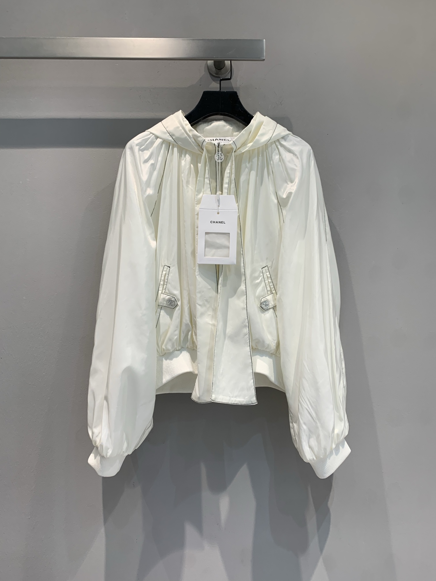 NO:455436,New model shipped M Original development C home 2025 early autumn new fashionable and versatile streamer lantern sleeve hooded jacket. It uses silk-blend fabric, high-quality texture, skin-friendly and breathable. Cream white satin comes with its own gloss, lantern sleeves + short cut, sweet and cool and proportional, small details in the pocket hide the brand's ingenuity~ Daily wear jeans become fashionable in seconds, and it can be fairy-like when wearing skirts. It comes with a 'noble filter'. Whoever wears it is Chanel in the world, and the rate of return to the street is directly full. Number of 36 38 40, chanel, chanel, skirts, jeans, jackets & coats, real silk, hats, alexander wang19860909新款出货啦M 原版开发 C家2025早秋新款时髦百搭飘带灯笼袖连帽外套.采用真丝混纺面料,质感高级,亲肤透气.奶油白缎面自带光泽,灯笼袖+短款剪裁,甜酷又显比例,口袋小细节藏着品牌巧思~日常搭牛仔裤秒变时髦精,配裙装又能走仙女风,穿上直接自带“贵气滤镜”,谁穿谁是人间香奈儿,出街回头率直接拉满 .码数36 38 40,,chanel,chanel,skirts,jeans,jackets & coats,real silk,hats,alexander wang,Women's clothing