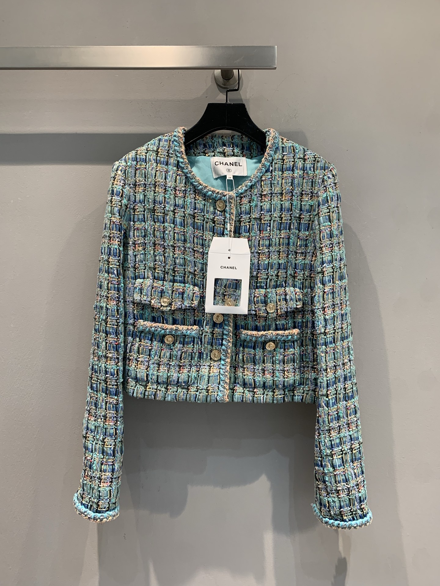 NO:455446,New model shipped M Original development C home 2025 early autumn new retro fashionable round neck braided tweed short jacket. Classic blues tweed comes with a retro filter, colorful yarns interwoven to create a layering feeling, and the gold buckle embellishment is exquisite to the bones. Short cuts instantly become nine-headed bodies, and they can be a god in daily wear with high-waisted pants and skirts. They are the 'Qibao Qianjin Yuanbao Valve' when worn. A high-end harvester for walking, a treasure item in the fashion circle that never goes out of time. If you miss it, you will really cry~ Number 36 38 40, chanel, skirts, jackets & coats, alexander wang19860909新款出货啦M 原版开发 C家2025早秋新款复古时髦圆领编织粗花呢短外套.经典蓝调粗花呢自带复古滤镜,彩色纱线交织出层次感,金扣点缀精致到骨子里 短款剪裁秒变九头身,日常搭高腰裤、半裙都能封神,穿上就是“财阀千金本阀”,行走的高级感收割机,时尚圈永不过时的宝藏单品,错过真的会哭～码数36 38 40,,chanel,skirts,jackets & coats,alexander wang,Women's clothing