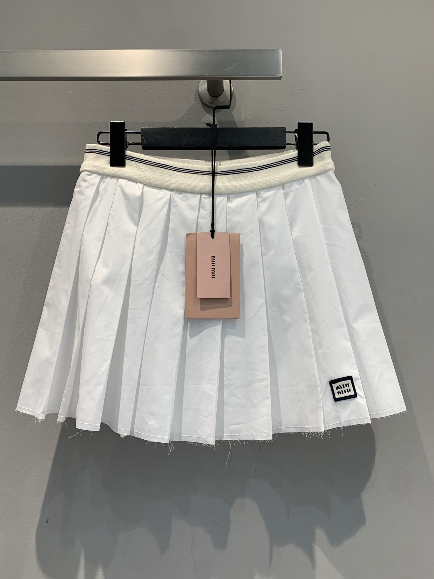 NO:454781,New model is shipped. Original development. Miumi* early autumn new college style elastic waist pleated short skirt. Neat pleated + woven skirt hem, sweet and cool balance is just right~ The contrasting webbing belt + small tag embellishment, the details are exquisite, and the short top and shirt are very outstanding. One-click unlocks youthful and energetic outfits. Who wears them is the heroine of the campus drama. SML, miumiu, skirts, shirts, alexander wang19860909新款出货啦 原版开发 Miumi*早秋新款学院风松紧腰百褶毛边短半裙.利落百褶+毛边裙摆,甜酷平衡刚好~ 腰头撞色织带+小标点缀,细节藏着精致,搭短上衣、衬衫都很绝,一键解锁青春元气穿搭,谁穿谁是校园剧女主既视感码数SML,,miumiu,skirts,shirts,alexander wang,Women's clothing