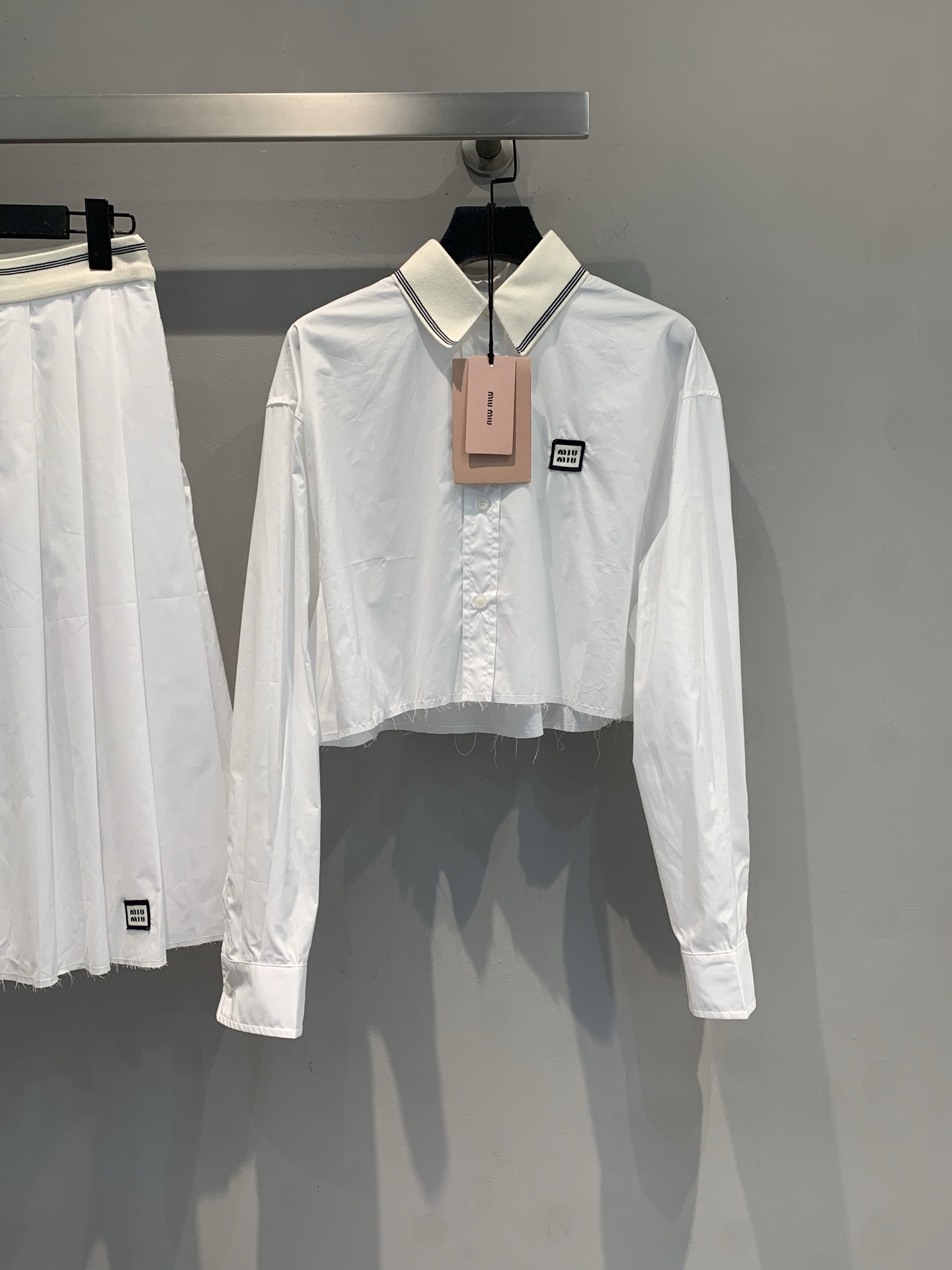 NO:454786,New model is shipped. Original development. Miumi* early autumn new style of college style contrasting collar breasted short shirt. Contrast collar + small tag embellishment, sweet, cool and exquisite, the breasted design hides a little rebellious~ It looks good when worn alone. It is worn with canvas shoes. It is the heroine of the campus drama, which is age-reducing and fashionable. Whoever wears it will be the heart-warming code SML, miumiu,shirts,alexander wang19860909新款出货啦 原版开发 Miumi*早秋新款学院风撞色领毛边短衬衫.撞色领边+小标点缀,甜酷又精致,毛边设计藏着小叛逆~ 单穿叠穿都好看,搭个帆布鞋就是校园剧女主,减龄又时髦,谁穿谁心动码数SML,,miumiu,shirts,alexander wang,Women's clothing