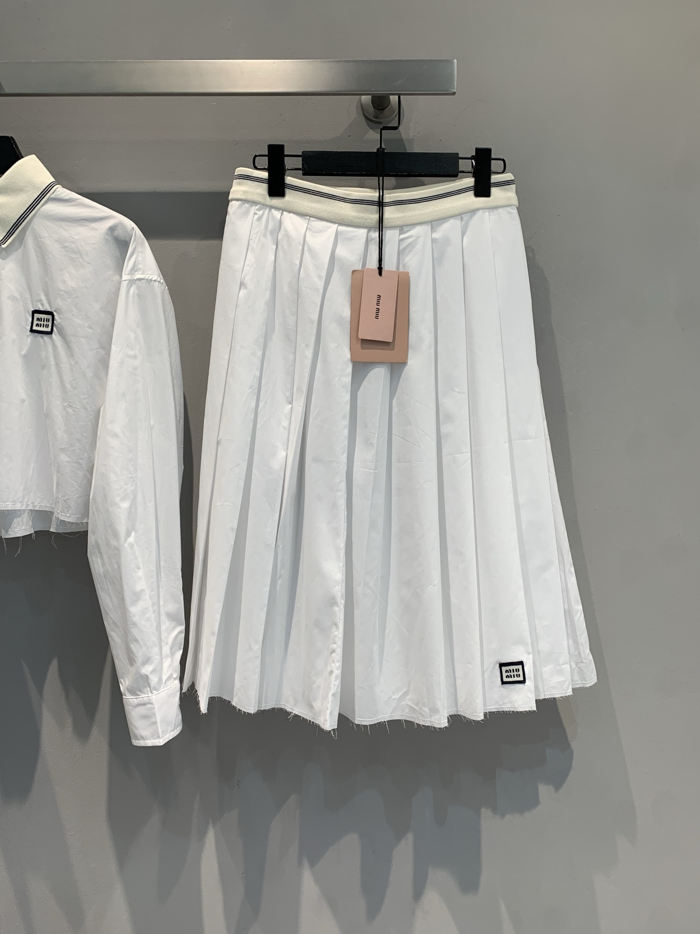 NO:454783,The new model shipped original development Miumi* early autumn new college style elastic waist pleated long skirt. Neat pleated + woven skirt hem, sweet and cool balance just right~ The contrasting webbing belt + small tag embellishment, the details are exquisite, and the short top and shirt are very outstanding. One-click unlocks youthful and energetic outfits. Who wears it, who is the heroine of the campus drama, and the visual sense of SML, miumiu, skirts, shirts, alexander wang19860909新款出货啦原版开发 Miumi*早秋新款学院风松紧腰百褶毛边长半裙.利落百褶+毛边裙摆,甜酷平衡刚好~ 腰头撞色织带+小标点缀,细节藏着精致,搭短上衣、衬衫都很绝,一键解锁青春元气穿搭,谁穿谁是校园剧女主既视感码数SML,,miumiu,skirts,shirts,alexander wang,Women's clothing