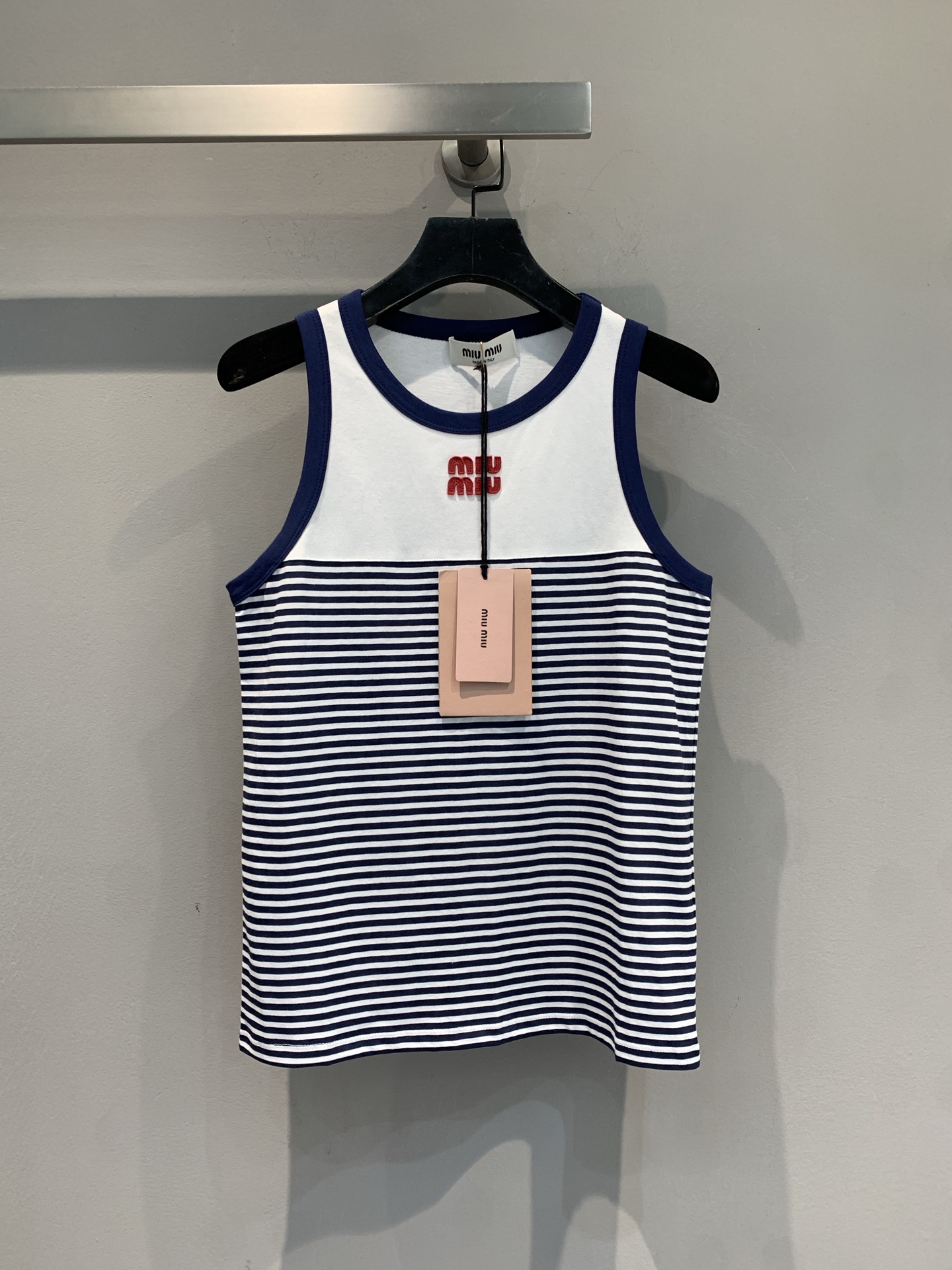 NO:454789,The new model is shipped and the original development of Miumi* Spring and summer new navy style contrasting edge striped vest, white and blue splicing + classic stripes, contrasting color grasp French lazy, the small red label on the chest hides the brand's ingenuity~ Wear it with high-waisted pants to reveal the waist, or layered shirts to mix and match, easily wear it to 'the relaxed feeling of a rich daughter'. Wear it in summer, refreshing and fashionable, fashionable and delicate eyes closed. SML, miumiu, shirts, alexander wang19860909新款出货啦原版开发 Miumi*春夏新款海军风撞色边条纹背心,白蓝拼接+经典条纹,撞色拿捏法式慵懒,胸口小红标藏着品牌巧思~ 单穿配高腰裤露腰,或叠穿衬衫走混搭,轻松穿出“富家千金的松弛感”,夏天穿它,清爽又时髦,时髦精闭眼入.码数SML,,miumiu,shirts,alexander wang,Women's clothing