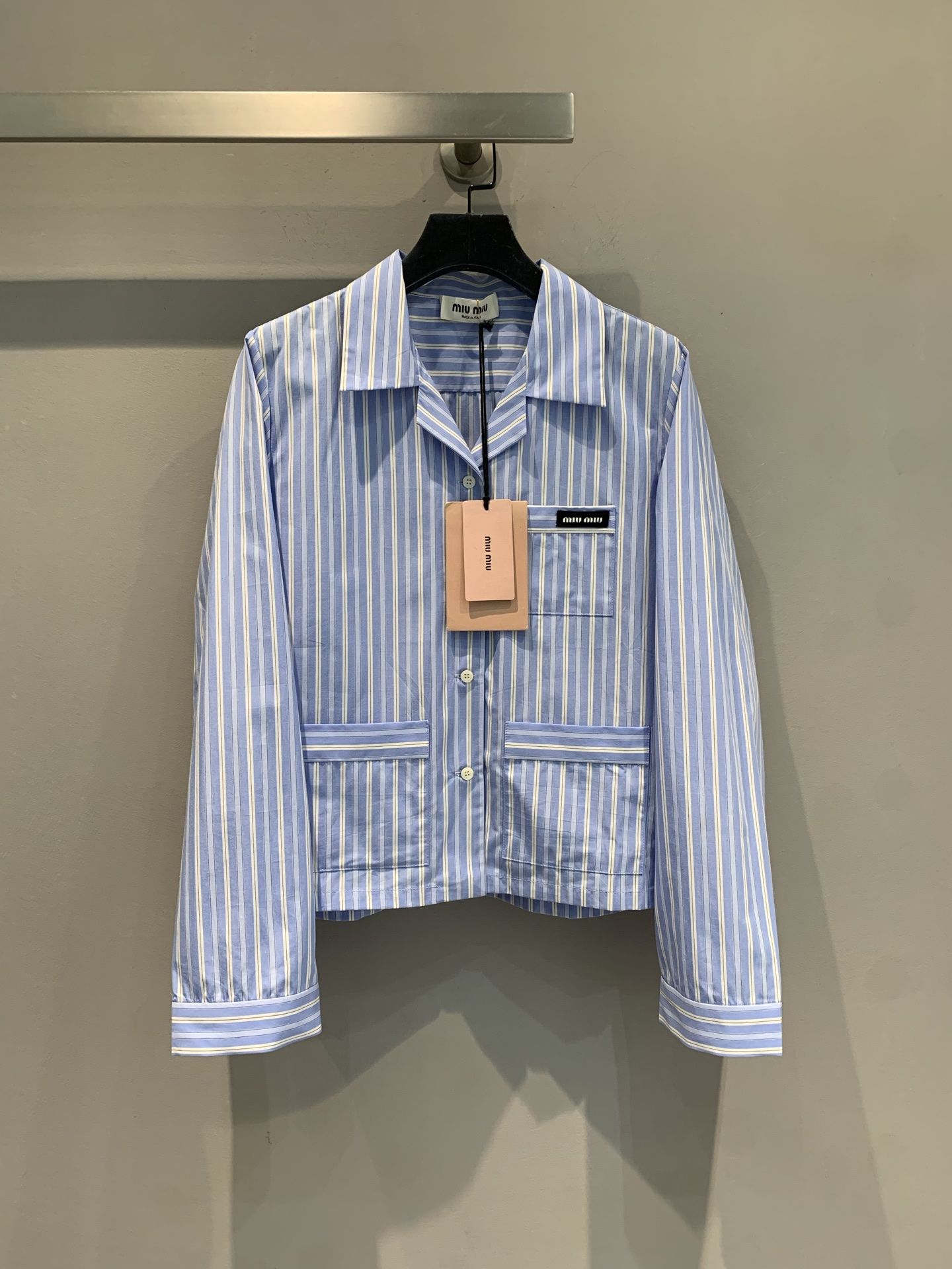 NO:454792,New model is shipped. Original development. Miumi* Spring and summer new style fresh blue and white vertical striped short shirt. The refreshing color scheme has a slack feeling classic striped elements + neat tailoring. Simple and fashionable. Lapel design and pocket details hide exquisite thoughts. It is suitable for daily commuting and out-of-street outfits, so you can easily grasp the French lazy tuning~ SML, miumiu, shirts, alexander wang19860909新款出货啦 原版开发 Miumi*春夏新款小清新蓝白竖条纹短款衬衫,清爽配色自带松弛感经典条纹元素+利落剪裁,简约又时髦,翻领设计、口袋细节,藏着精致小心思.日常通勤、出街穿搭都适配,轻松拿捏法式慵懒调调~码数SML,,miumiu,shirts,alexander wang,Women's clothing