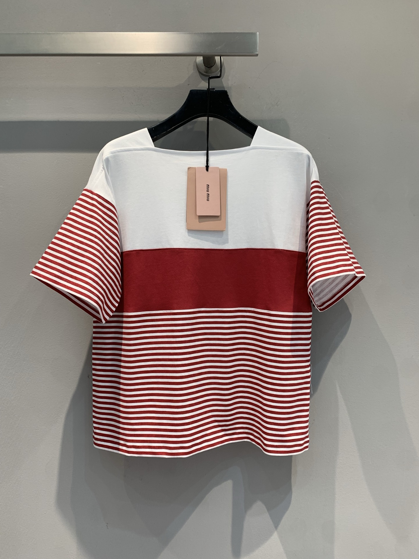 NO:455423,The new model is shipped. Original development. Miumi*2025 spring and summer new retro fashionable contrast striped short-sleeved T-shirt. The red and white color combination is super eye-catching, breaking the monotony. The splicing design has a sense of layering, the loose style hides flesh and is casual. It is very beautiful when wearing shorts and skirts. It becomes sweet and cool when wearing it. It is full of turnaround and can easily grasp the loose and fashionable feeling~ SML, miumiu, skirts, shorts, T-shirt, tees, t-shirt, alexander wang19860909新款出货啦 原版开发 Miumi*2025春夏新款复古时髦撞色条纹短袖T恤.红白配色超吸睛,打破单调 拼接设计自带层次感,宽松版型藏肉又随性,日常搭短裤、半裙都很绝,穿上秒变甜酷大小姐,出街回头率拉满,轻松拿捏松弛时髦感～ 码数SML,,miumiu,skirts,shorts,T-shirt,tees，t-shirt,alexander wang,Women's clothing