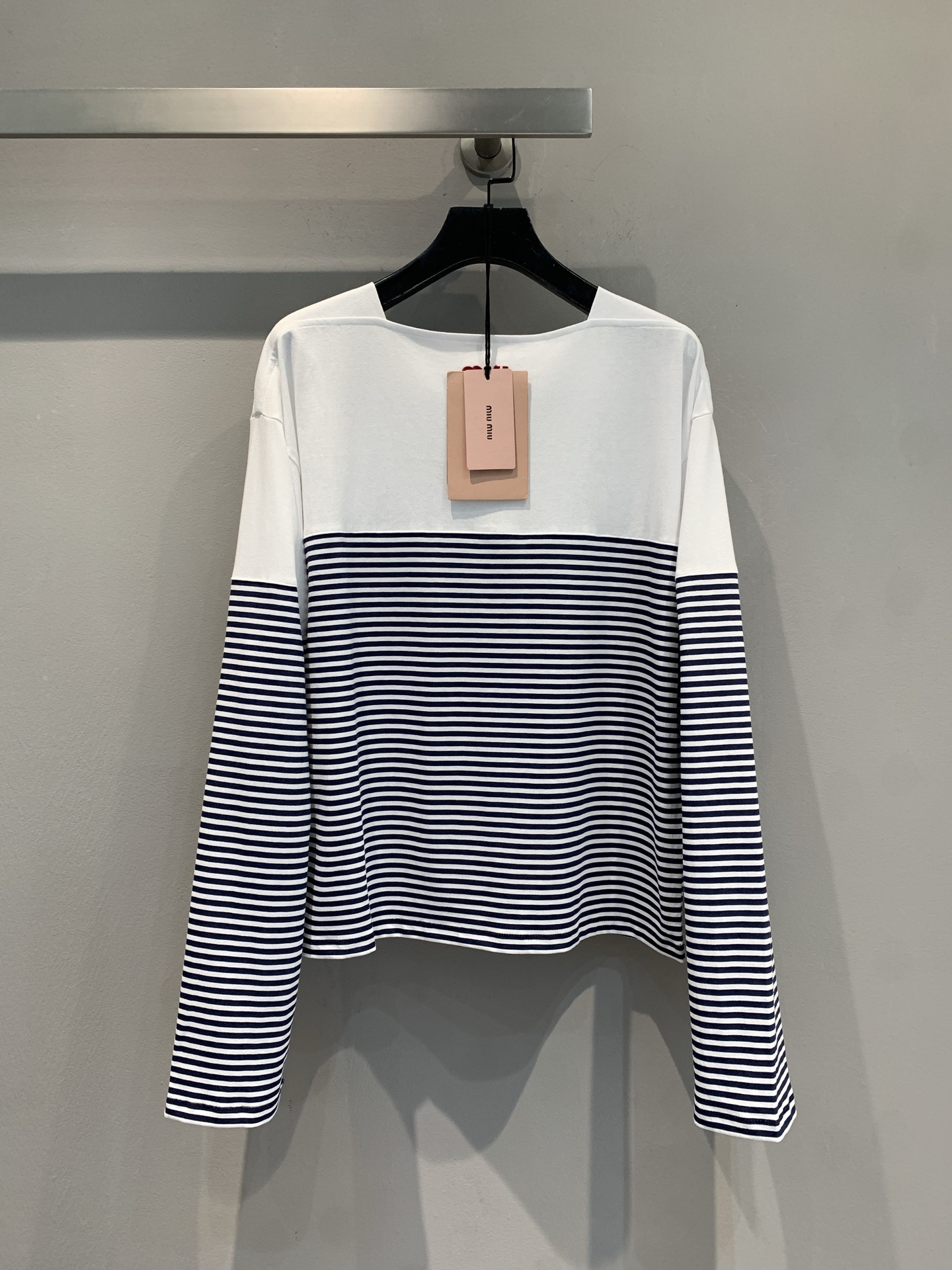 NO:455435,New model shipped M Original development Miumi*2025 spring and summer new fashionable and versatile contrasting striped long-sleeved T-shirt. Classic sea soul striped collision splicing design, simple and hiding tricks~ Loose silhouette lazy and casual, long sleeves are suitable for many seasons, daily wear jeans and skirts are very outstanding, wear with a slack and fashionable feeling, easy to grasp the French tone, a must-have wardrobe 'universal match' whoever wears it is a street scenery, the fashion sense is directly full~ SML, miumiu, skirts, jeans, tees, t-shirt, alexander wang19860909新款出货啦M 原版开发 Miumi*2025春夏新款时髦百搭撞色条纹长袖T恤.经典海魂条纹碰撞拼接设计,简约又藏着小心机~宽松廓形慵懒随性,长袖适配多季节,日常搭牛仔裤、半裙都很出彩,穿上自带松弛时髦感,轻松拿捏法式腔调,时髦精必入的衣橱“万能搭” 谁穿谁是街头风景,时尚感直接拉满~码数SML,,miumiu,skirts,jeans,tees，t-shirt,alexander wang,Women's clothing