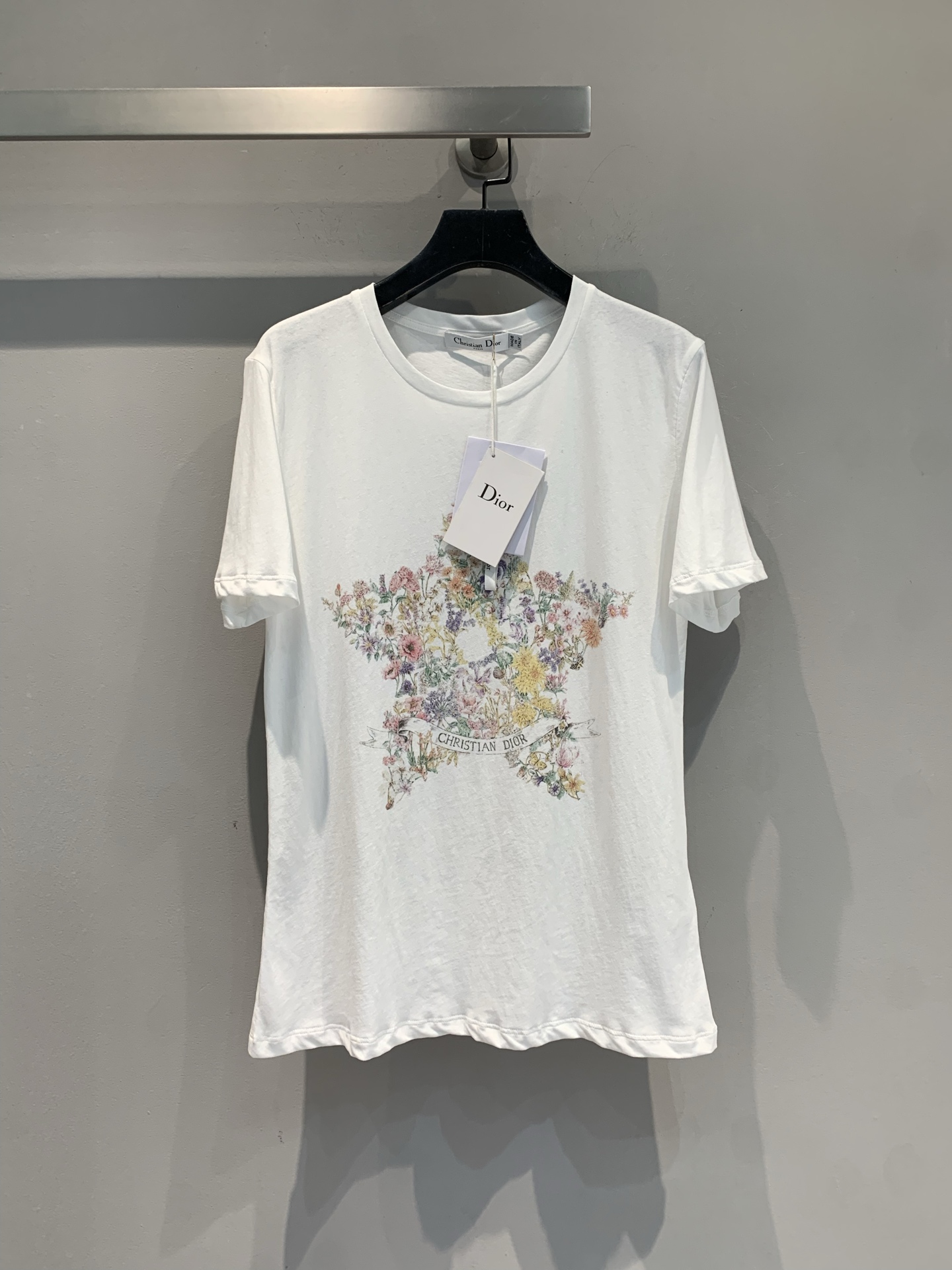 NO:455448,The new model shipped by LaM original development CD2025 spring and summer new fashionable and versatile three-dimensional floral five-pointed star short-sleeved T-shirt. It uses a cotton and linen blended fabric, which is soft in skin and has good breathability. The white T-base is pure and clean, and the three-dimensional flowers make a shining five-pointed star, grasping romance and exquisiteness. Daily single wear is refreshing and relaxed, and the skirt can be folded buff, with a high-end atmosphere. When you wear it, you will be able to blow up the street, and the turn-back rate is directly full. Whoever wears it is a fashionable mower for walking. Number 36 38 40,, skirts, T-shirt,tees, t-shirt,alexander wang19860909新款出货啦M原版开发 CD2025春夏新款时髦百搭立体花卉五角星短袖T恤.采用棉和亚麻混纺面料,亲肤柔软,透气性佳.白T打底纯粹干净,立体花卉拼出闪耀五角星,把浪漫与精致狠狠拿捏 日常单穿清爽松弛,配裙装又能叠buff,自带高定氛围感～穿去炸街,回头率直接拉满,谁穿谁是行走的时髦种草机 .码数36 38 40,,skirts,T-shirt,tees，t-shirt,alexander wang,Women's clothing