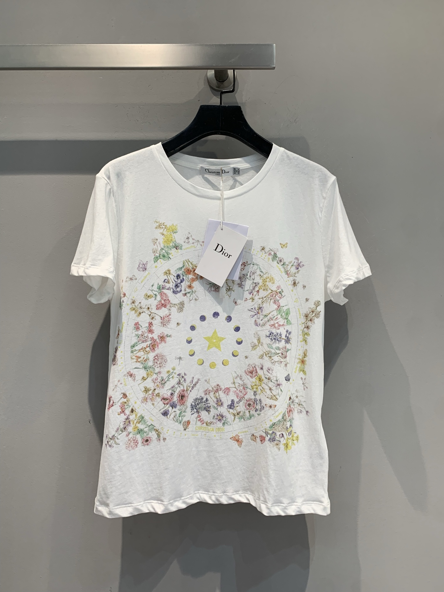 NO:455438,New model shipped LaM original development CD2025 spring and summer new fashionable and versatile five-pointed star floral print short-sleeved T-shirt. It uses a cotton and linen blend fabric, which is skin-friendly and soft and breathable. Romantic flowers and star elements are integrated into the design, colorful flowers surround the star pattern, fresh and dreamy. Simple white T-style, easy to match and not picky about people in daily life, whether it is a slack feeling with shorts or a skirt, you can easily grasp the French exquisiteness. It is a fashionable mower that walks on it, with a high-end atmosphere~code 36 38 40, skirts, shorts, T-shirt, tees, t-shirt, alexander wang19860909新款出货啦M原版开发 CD2025春夏新款时髦百搭五角星花卉印花短袖T恤.采用棉和亚麻混纺面料,亲肤柔软,透气性佳.浪漫繁花与星辰元素融进设计,彩色花卉环绕星星图案,清新又梦幻 简约白T版型,日常好搭不挑人,无论是配短裤打造松弛感,还是搭半裙走甜酷风,都能轻松拿捏法式精致,穿上就是行走的时髦种草机,自带高级氛围感～码数36 38 40,,skirts,shorts,T-shirt,tees，t-shirt,alexander wang,Women's clothing