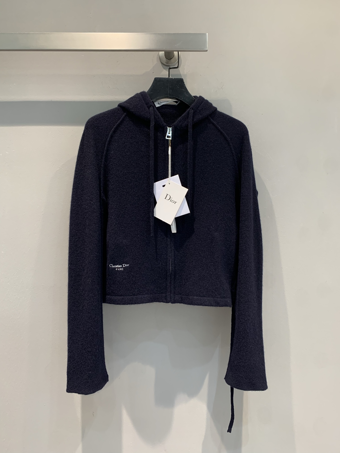 NO:455432,The new model shipped by LaM original version is developed CD2025 early autumn new lace-up hooded wool short knitted cardigan. It uses 100% wool fabric, with high-quality texture and comfortable skin. Short style + micro-flare sleeves, fashionable and proportional. Small label embroidery hides the brand's background~ The soft and glutinous texture fits the skin very comfortable, and the daily pants and skirts are very outstanding. It is easy to grasp the lazy and expensive. When you wear it on the street, the turnover rate is directly full, and it is a perfect 'hard currency' in the fashion circle. Number 36 38 40,, skirts, hats, alexander wang19860909新款出货啦M原版开发 CD2025早秋新款系带连帽拉链羊毛短款针织开衫.采用百分百绵羊毛面料,质感高级,亲肤舒适. 短款+微喇袖,时髦又显比例,小标刺绣藏着品牌底蕴~软糯质感贴肤超舒服,日常搭裤装、裙装都很绝,轻松拿捏慵懒贵气,穿它出街,回头率直接拉满,妥妥的时尚圈“硬通货” .码数36 38 40,,skirts,hats,alexander wang,Women's clothing