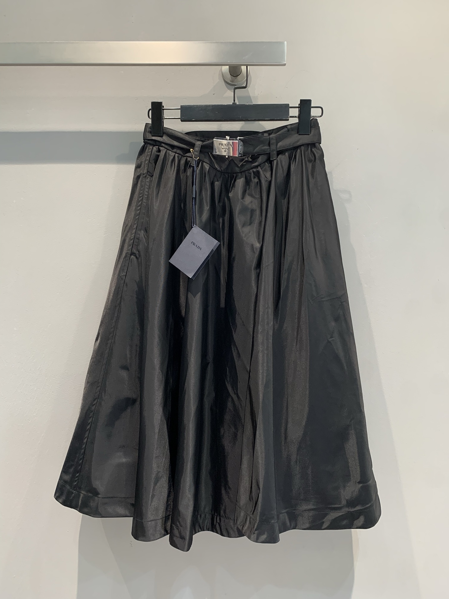 NO:455426,The new model shipped by LaM original development Prad*2025 spring and summer new fashionable and versatile metal buckle belt umbrella skirt. It uses recycled technology fabric, classic umbrella skirt style, neat cut out elegant lines, and has a high-end gloss. The belt design adds exquisite details and is suitable for a variety of styles. You can easily grasp the fashionable feeling in daily commuting and dates. It is a fashionable item that will never go wrong in the closet. It can improve the texture of the outfit by buying it. SML, prada, skirts, alexander wang19860909新款出货啦M原版开发Prad*2025春夏新款时髦百搭金属扣腰带伞形半裙.采用再生科技面料,经典伞裙版型,利落剪裁勾勒优雅线条,自带高级光泽感.腰带设计增添精致细节,适配多种风格,日常通勤、约会聚会都能轻松拿捏时髦感,是衣橱里永不出错的时尚单品,入手即提升穿搭质感 .码数SML,,prada,skirts,alexander wang,Women's clothing