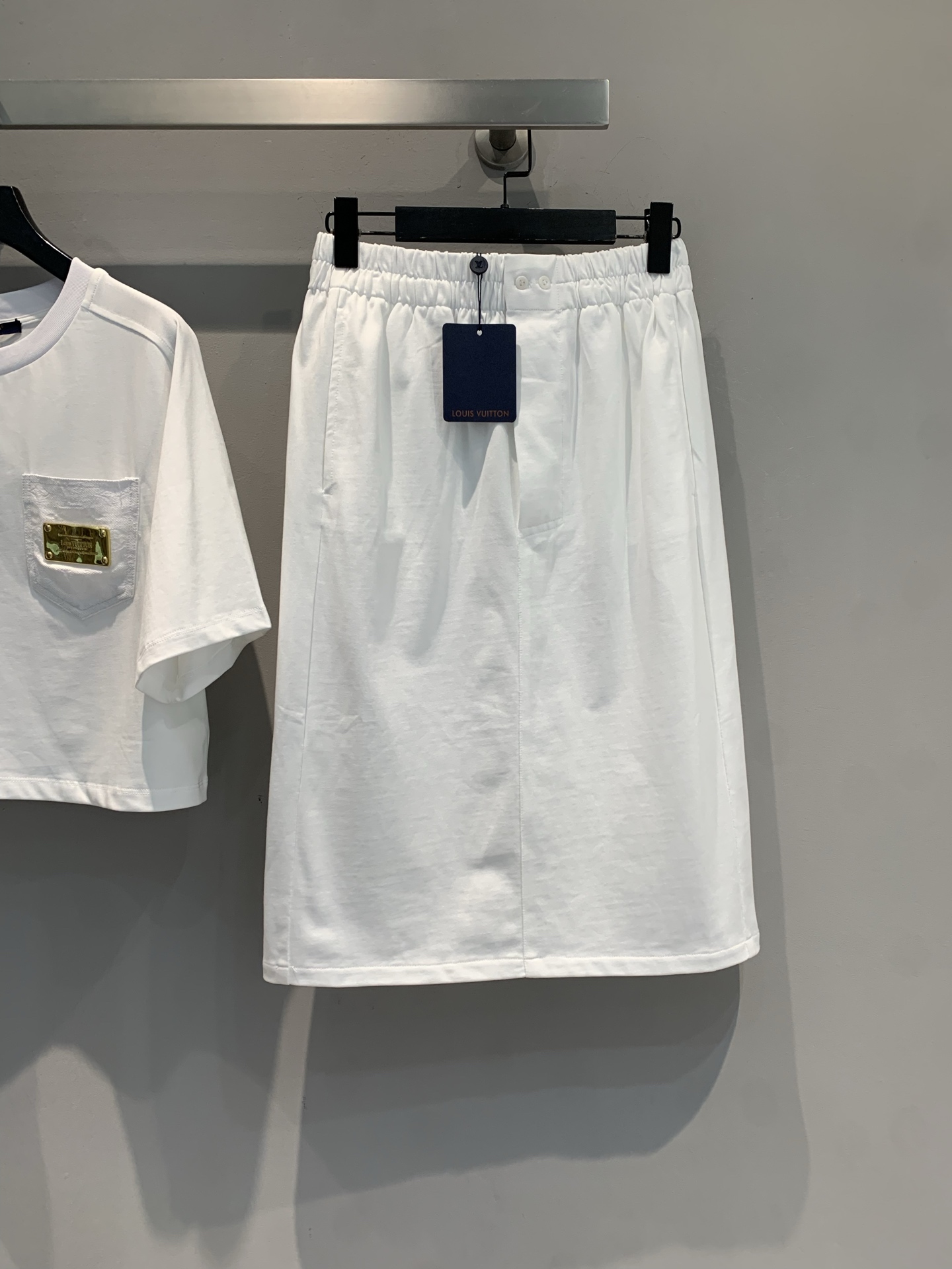 NO:455474,New model shipped M Original development Ljia 2025 spring and summer new retro fashionable gold-label elastic waist skirt. It uses 100% pure cotton fabric, which is skin-friendly and comfortable and has good breathability. The gentle and open-minded 'Ambient God Skirt' pink skirt is extremely soft and glutinous fabric + elastic waist design, full of comfort~ Simple tailoring hides a sense of high-end, matched with the same series short T-shirt, and the gentle and relaxing feeling directly controls daily commuting, dates and shopping, and even wears on vacation. Switch the 'gentle heroine' mode with one click, whoever wears it will fall!  SML, louis vuitton, skirts, alexander wang19860909新款出货啦M 原版开发 L家2025春夏新款复古时髦金标松紧腰半裙.采用百分百纯棉面料,亲肤舒适,透气性佳.温柔到开挂的“氛围神裙”这条粉裙绝绝子软糯面料+松紧腰设计,舒适度拉满～ 简约剪裁藏着高级感,搭同系列短T,温柔松弛感直接拿捏日常通勤、约会逛街,甚至度假穿,一键切换“温柔大女主”模式,谁穿谁沦陷！码数SML,,louis vuitton,skirts,alexander wang,Women's clothing