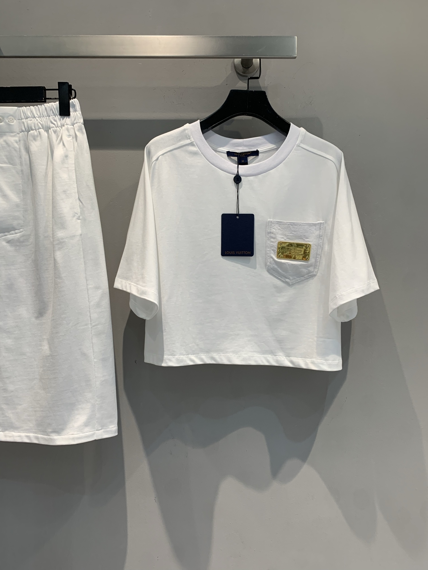 NO:455478,New model shipped M Original development Ljia 2025 spring and summer new retro fashionable gold label short T-shirt. It uses 100% pure cotton fabric, skin-friendly and comfortable, and has good breathability. Short waist-exposed design + small gold label pocket, sweet and cool balanced just right~ Wear a skirt in the same color, and it is full of slackness; with jeans, it is sweet and cool and everyday outing and dates, whoever wears it is the peach code of the world, SML, louis vuitton, skirts, jeans, tees, t-shirt, alexander wang19860909新款出货啦M 原版开发 L家2025春夏新款复古时髦金标短款T恤.采用百分百纯棉面料,亲肤舒适,透气性佳.短款露腰设计+小金标口袋,甜酷平衡得刚好～ 搭同色系半裙,松弛感拉满；配牛仔裤,又甜又飒日常出街、约会穿都很绝,谁穿谁是人间水蜜桃本桃码数SML,,louis vuitton,skirts,jeans,tees，t-shirt,alexander wang,Women's clothing