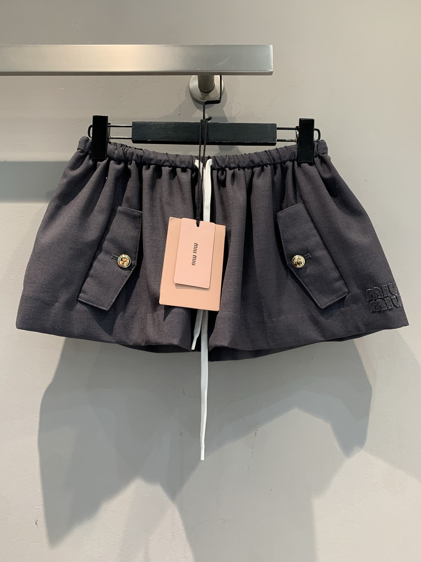 NO:455494,New model shipped M Original development Miumi*2025 early autumn new elastic waist strap gold buckle short skirt. It uses a blend of mohair and wool, with delicate texture and a crisp style. Drawstring elastic waist + gold buckle pocket, sweet and cool and relaxed feeling, full of high-end gray tone and versatile, and it is suitable for daily street travel and vacation. Whoever wears it is sweet and cool and beautiful. It is a sweet and sensational essence in the world. SML, miumiu, skirts, alexander wang19860909新款出货啦M 原版开发 Miumi*2025早秋新款松紧腰系带金扣短半裙.采用马海毛和绵羊毛混纺面料,质感细腻,版型挺括.抽绳松紧腰+金扣口袋,甜酷松弛感拉满高级灰调百搭不挑人,日常出街、度假撒欢都适配~谁穿谁是人间甜飒精.码数SML,,miumiu,skirts,alexander wang,Women's clothing