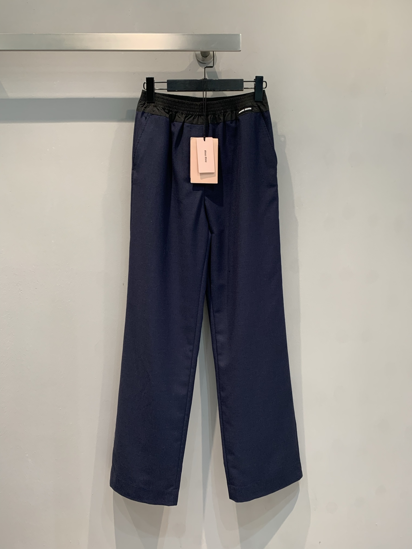 NO:456170,The new model shipped, original development Miumi*2025 early autumn new fashionable and versatile elastic waist contrasting wool straight-leg pants. It uses 100% wool fabric, with delicate texture and crisp style. Contrast elastic waist + neat straight cut, lazy and high-end hidden flesh to make you look slimming, and you can instantly turn it into a 'leg essence' when you wear it/commuting~ Wear it and weld the slack feeling on your body, and fashionable essence must be entered. SML, miumiu, alexander wang19860909新款出货啦原版开发 Miumi*2025早秋新款时髦百搭松紧腰撞色羊毛直筒裤.采用百分百绵羊毛面料,质感细腻,版型挺括.撞色松紧腰+利落直筒剪裁,慵懒又高级藏肉显瘦一把手,搭短上衣秒变“腿精”,日常/通勤都能打~穿上直接把松弛感焊在身上,时髦精必入.码数SML,,miumiu,alexander wang,Women's clothing