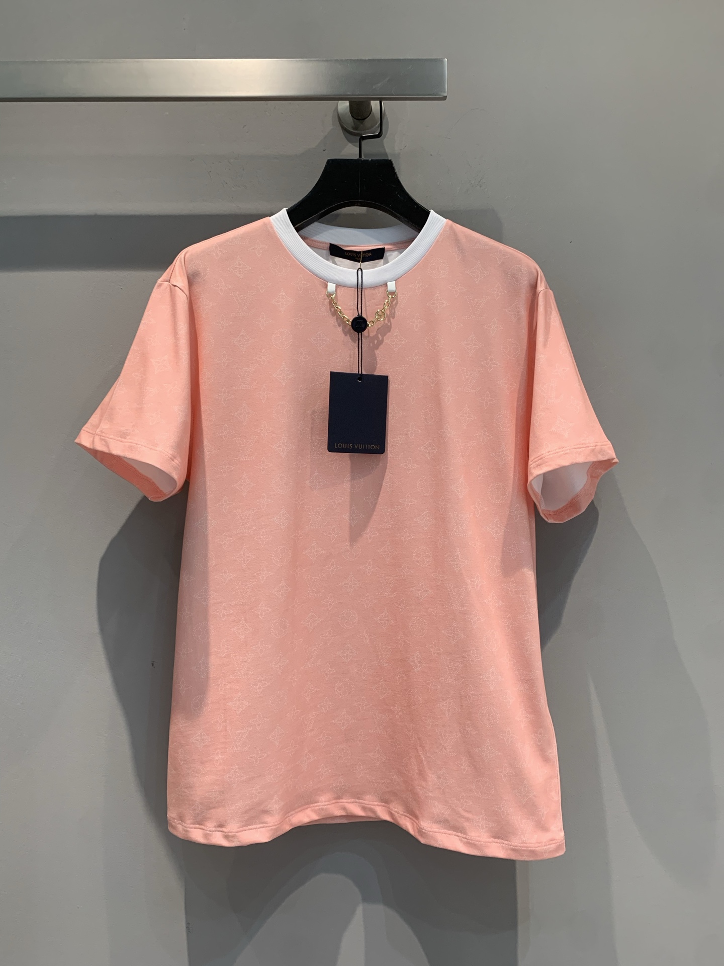 NO:456175,The new model is shipped. The original version of Ljia 2025 spring and summer new retro contrast dark flower chain short-sleeved T-shirt is made of 100% pure cotton fabric, soft and breathable. Peach powder + classic full print, noble and eye-catching, contrasting white collar + chain hanging decoration, details are loose and noble, lazy and effortless, the fabric is soft and glutinous, breathable, and it is like being wrapped in clouds in summer, comfortable and fashionable double online~ The summer king with its own high-end atmosphere, wear it on dates, vacations, and blowing the streets... It wins a lot!  SML, louis vuitton, T-shirt,tees, t-shirt,alexander wang19860909新款出货啦 原版开发L家2025春夏新款复古撞色暗花链条短袖T恤.采用百分百纯棉面料,亲肤柔软,透气性佳.蜜桃粉+经典满印 ,显贵又吸睛,撞色白领口+链条小挂饰 ,细节拿捏松弛贵气感,慵懒不费力,面料软糯透气 ,夏天穿像被云朵裹住,舒适时髦双在线～自带高定氛围的夏日王炸,穿去约会、度假、炸街… 赢很大！码数SML,,louis vuitton,T-shirt,tees，t-shirt,alexander wang,Women's clothing