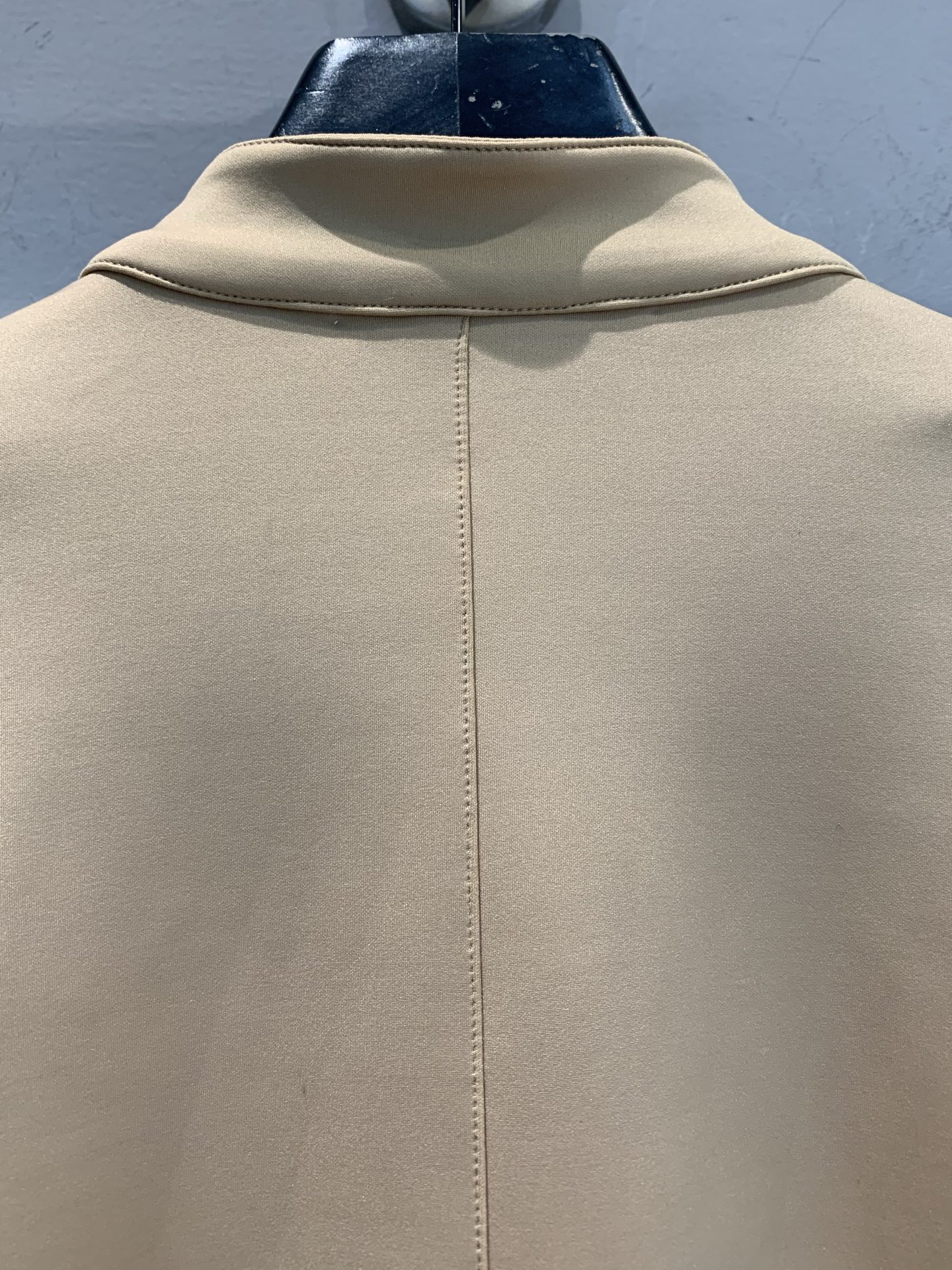 新款🔥出货啦📢 原版开发 L家2025早秋新款男友风立体字母老花立领棒球服。采用YB定制面料✨ 经典驼色