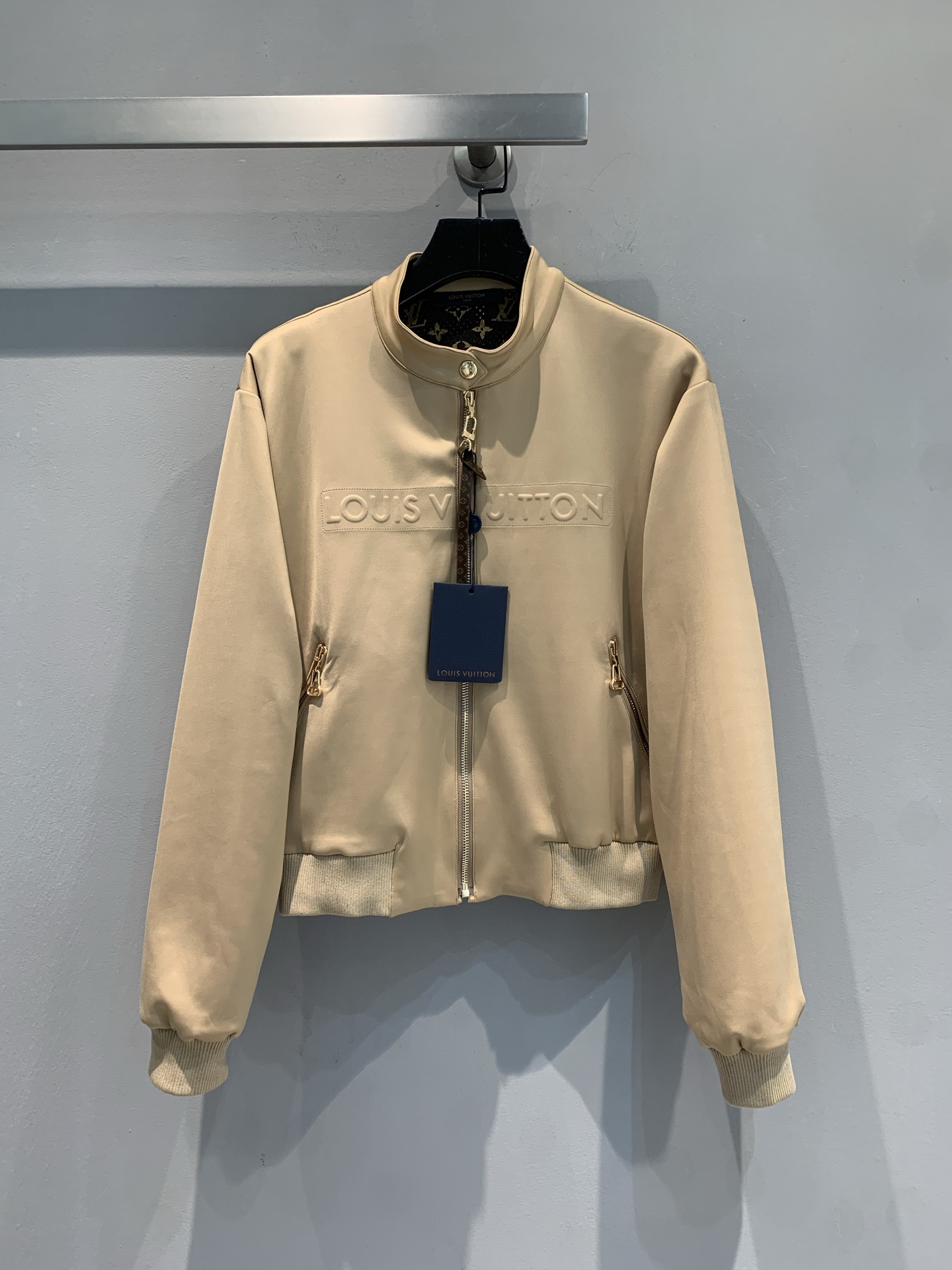 NO:455484,New model shipped M Original development Ljia 2025 early autumn new boyfriend style three-dimensional letters presbyterian stand-collar baseball uniform. It uses YB custom fabric. Classic camel color, high-end slack feeling, three-dimensional imprinting. LOGO, with its own luxury brand recognition, neat short style + pilot style, suitable for diverse outfits, zipper pockets hide ingenious ideas, practical and fashionable wear, easy to create a lazy and noble style, walking fashion business card number 36 38 40,,louis vuitton,alexander wang19860909新款出货啦M 原版开发 L家2025早秋新款男友风立体字母老花立领棒球服.采用YB定制面料 经典驼色,拿捏高级松弛感,立体压印 LOGO,自带奢牌辨识度,利落短款+飞行员版型,适配多元穿搭,拉链口袋藏巧思,实用又时髦穿它,轻松打造慵懒贵气范儿,行走的时尚名片码数36 38 40,,louis vuitton,alexander wang,Women's clothing