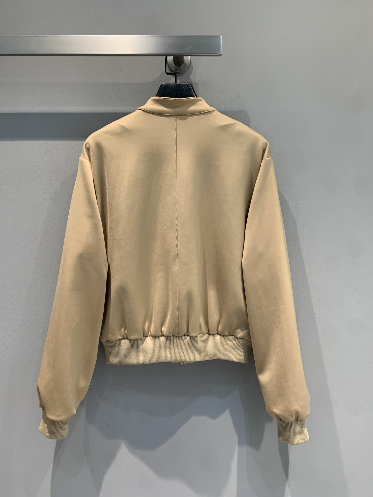 新款🔥出货啦📢 原版开发 L家2025早秋新款男友风立体字母老花立领棒球服。采用YB定制面料✨ 经典驼色