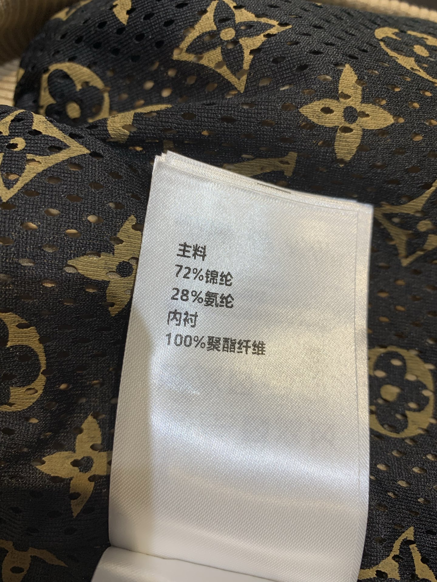新款🔥出货啦📢 原版开发 L家2025早秋新款男友风立体字母老花立领棒球服。采用YB定制面料✨ 经典驼色