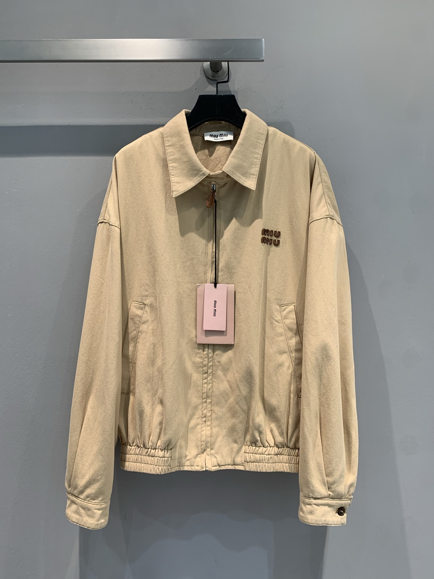 NO:456203,The new model shipped by LaM original development Miumi*2025 early autumn new college-style embroidered logo zipper jacket. Classic lapel + neat tailoring, hiding exquisiteness in laziness, light khaki tones come with advanced filters, adapted to various outfit scenes, brand logos in the details, low-key to show nobility, and walking with style~ I instantly become a 'slack beauty'. I can grasp the fashionableness of the daily streets and citywalk SML, miumiu, jackets & coats, alexander wang19860909新款出货啦M原版开发 Miumi*2025早秋新款学院风刺绣logo拉链外套.经典翻领+利落剪裁,慵懒中藏着精致感,浅卡其色调自带高级滤镜,适配各种穿搭场景,细节处的品牌标识,低调彰显贵气,走路都带风~穿上秒变“松弛感美人”,日常出街、citywalk 都能拿捏时髦度码数SML,,miumiu,jackets & coats,alexander wang,Women's clothing