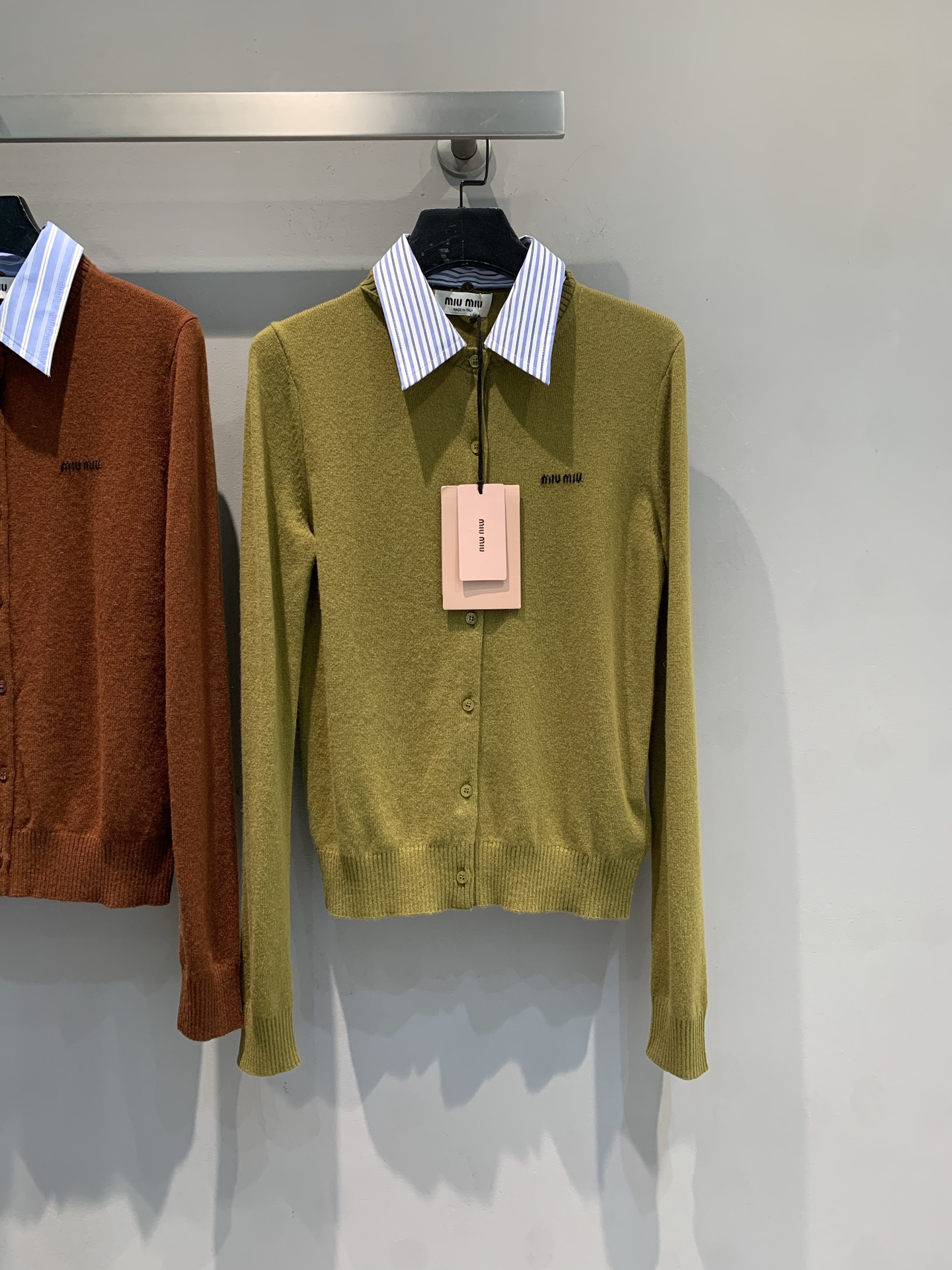 NO:456223,New model is shipped. Original development. Miumi*2025 early autumn new college style contrasting color fake two-piece cashmere knitted cardigan. It uses 100% cashmere fabric. It is skin-friendly and soft, with high-quality texture. Contrast striped collar design, with a college style slack feeling, classic color + neat tailoring, dressed with skirts and pants, one-click adaptation for daily/commuting, and directly transform into fashionable essence. Whoever passes by will not say 'the sense of nobility' code number SML,, miumiu, skirts, alexander wang19860909新款出货啦 原版开发 Miumi*2025早秋新款学院风撞色假两件羊绒针织开衫.采用百分百山羊绒面料.亲肤柔软,质感高级.撞色条纹领设计,自带学院风松弛感,经典色系+利落剪裁,搭裙子、裤子都封神,日常/通勤一键适配,穿上直接变身时髦精本精,谁路过不说句“贵气感爆棚”码数SML,,miumiu,skirts,alexander wang,Women's clothing