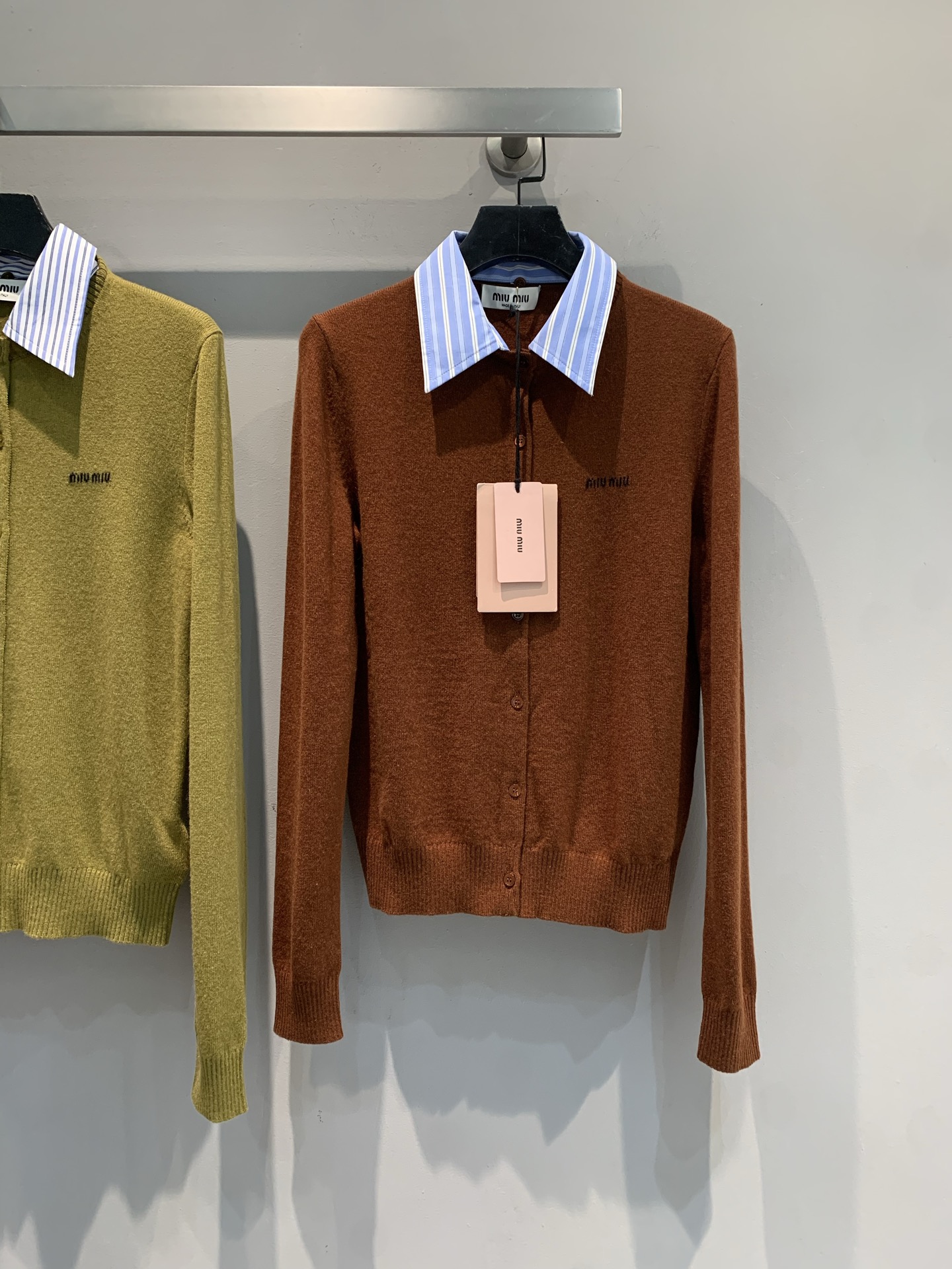 NO:456213,New model is shipped. Original development. Miumi*2025 early autumn new college style contrasting color fake two-piece cashmere knitted cardigan. It uses 100% cashmere fabric. It is skin-friendly and soft, with high-quality texture. Contrast striped collar design, with a college style slack feeling, classic color + neat tailoring, dressed with skirts and pants, one-click adaptation for daily/commuting, and directly transform into fashionable essence. Whoever passes by will not say 'the sense of nobility' code number SML,, miumiu, skirts, alexander wang19860909新款出货啦 原版开发 Miumi*2025早秋新款学院风撞色假两件羊绒针织开衫.采用百分百山羊绒面料.亲肤柔软,质感高级.撞色条纹领设计,自带学院风松弛感,经典色系+利落剪裁,搭裙子、裤子都封神,日常/通勤一键适配,穿上直接变身时髦精本精,谁路过不说句“贵气感爆棚”码数SML,,miumiu,skirts,alexander wang,Women's clothing