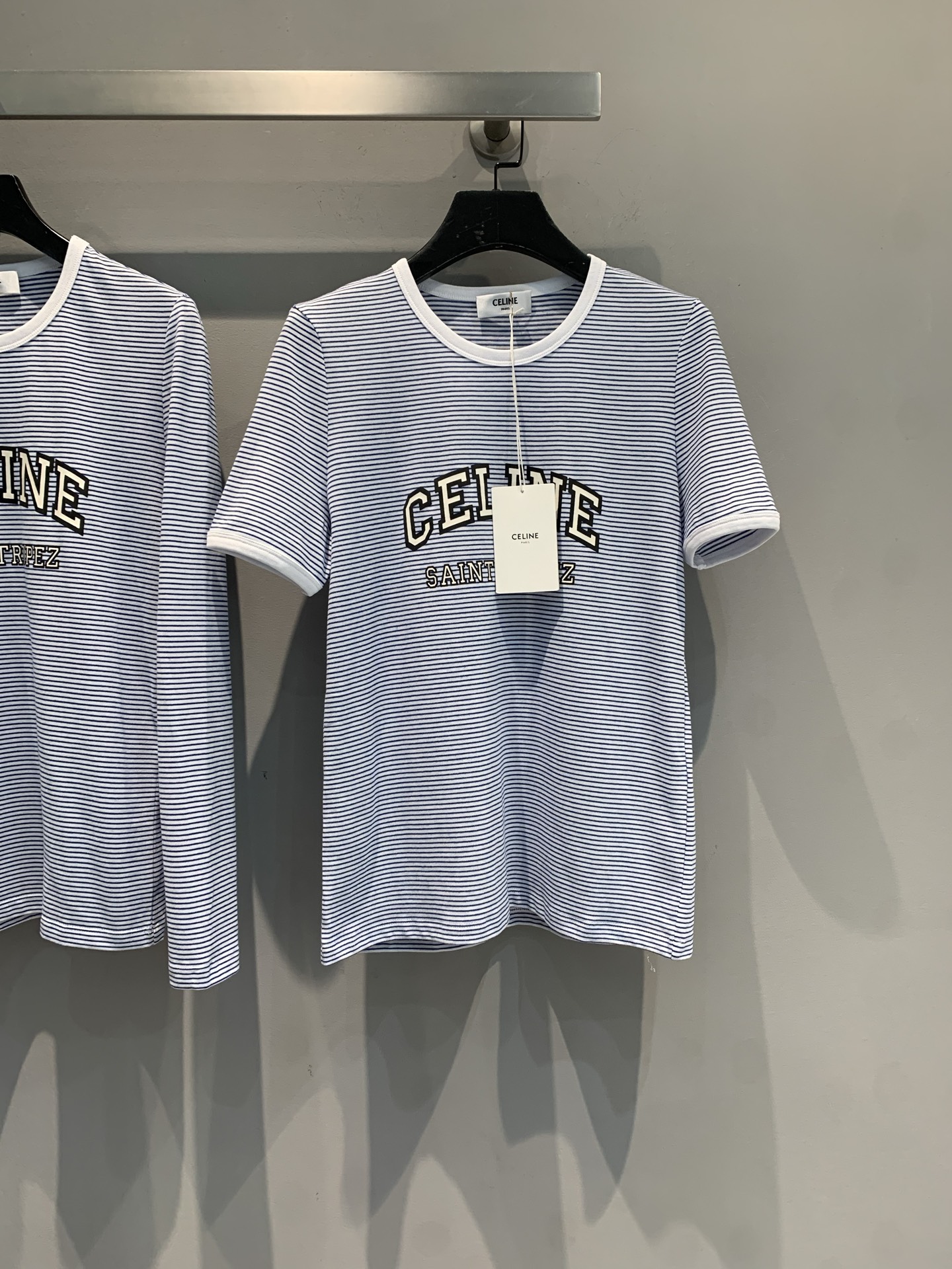 NO:456193,New model is shipped. Original development Celin*2025 spring and summer new style college style contrasting edge letter striped short-sleeved T-shirt. It uses 100% pure cotton fabric, soft skin-friendly and has good breathability. Classic blue and white stripes + retro letter printing, the college feels full and comes with a loose and noble contrasting collar + neat tailoring. It is awesome with shorts and skirts. It is superb when going out on the street and dates. It is fashionable and delicate. It is closed to the eyes. SML, celine, skirts, shorts, T-shirt, tees, t-shirt, alexander wang19860909新款出货啦 原版开发 Celin*2025春夏新款学院风撞色边字母条纹短袖T恤.采用百分百纯棉面料,亲肤柔软,透气性佳.经典蓝白条纹+复古字母印花,学院感拉满又自带松弛贵气撞色领口+利落剪裁,搭短裤、半裙都封神,日常出街、约会穿都超绝,时髦精闭眼入.码数SML,,celine,skirts,shorts,T-shirt,tees，t-shirt,alexander wang,Women's clothing