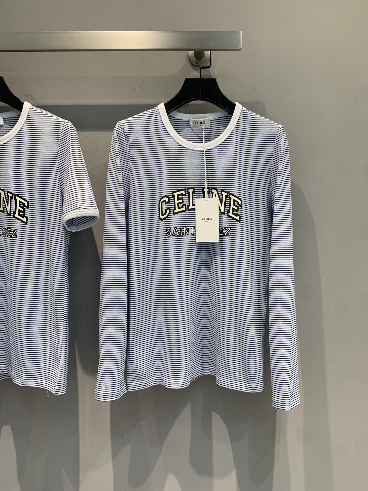 NO:456187,New model is shipped. Original development Celin*2025 spring and summer new style college style contrasting edge letter striped long-sleeved T-shirt. It uses 100% pure cotton fabric, soft skin-friendly and has good breathability. Classic blue and white stripes + retro letter printing, the college feel is full and comes with a loose and noble contrasting collar + neat tailoring. It is awesome with shorts and skirts. It is superb when going out on the street and dates. It is fashionable and delicate. It is closed to the eyes. SML, celine, skirts, shorts, tees, t-shirt, alexander wang19860909新款出货啦 原版开发 Celin*2025春夏新款学院风撞色边字母条纹长袖T恤.采用百分百纯棉面料,亲肤柔软,透气性佳.经典蓝白条纹+复古字母印花,学院感拉满又自带松弛贵气撞色领口+利落剪裁,搭短裤、半裙都封神,日常出街、约会穿都超绝,时髦精闭眼入.码数SML,,celine,skirts,shorts,tees，t-shirt,alexander wang,Women's clothing