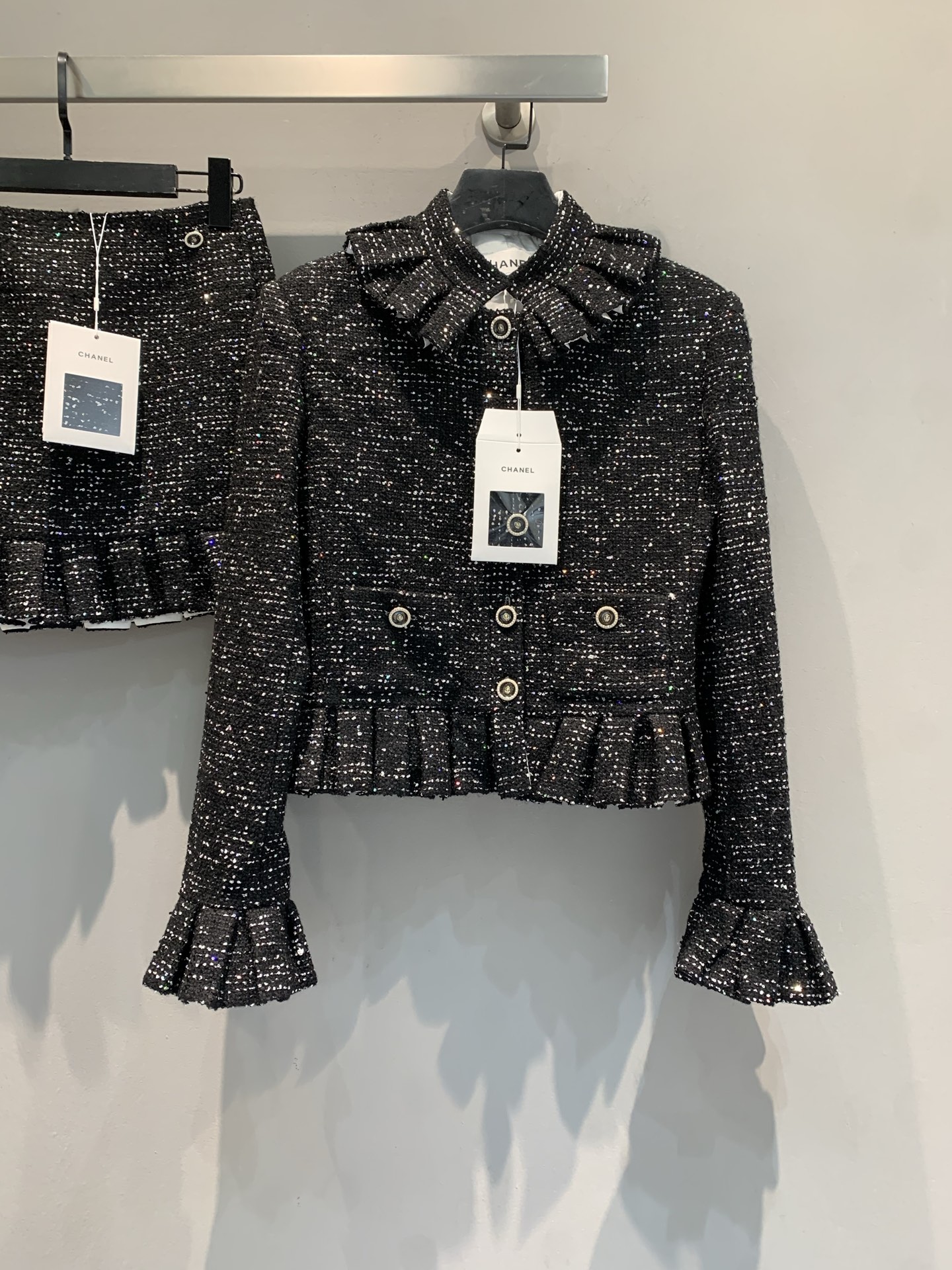 NO:458055,New model shipped out Original development C home 2025 early autumn new fashionable retro heavy industry sequin set. The tweed fabric has a high-end texture, and the sequin embellishment is shining and eye-catching. The ruffled collar and cuffs are a combination of sweet and cool. It is very stylish~ It is suitable for many occasions, and it is easy to grasp the exquisite and fashionable feeling. You can buy it in the C position of the wardrobe. If you want to renew your outfit style, don’t miss it. Wear it and turn it back to the turn. The number of codes is 36 38 40, chanel, alexander wang19860909新款出货啦外 原版开发 C家2025早秋新款时髦复古重工亮片套装.粗花呢面料自带高级质感,亮片点缀闪耀吸睛 荷叶边领与袖口,甜酷融合超有范儿~ 适配多种场合,轻松拿捏精致时髦感,入手就是衣橱C位 想焕新穿搭风格的别错过,穿它出门回头率直接拉满.码数36 38 40,,chanel,alexander wang,Women's clothing