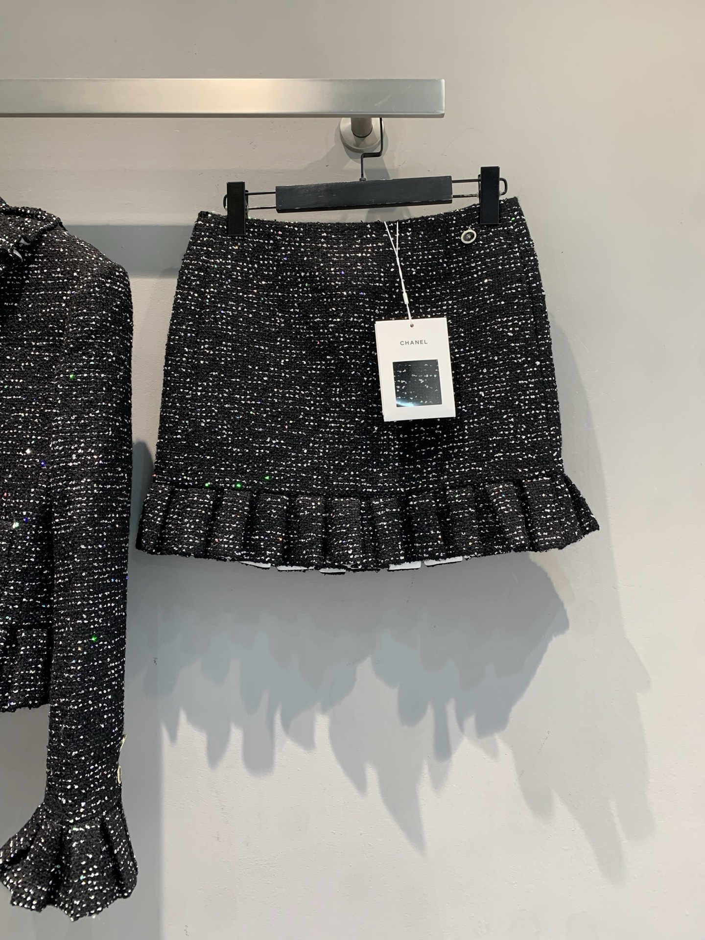 NO:458043,New model is shipped, half original development C home 2025 early autumn new fashionable retro heavy industry sequin set. The tweed fabric has a high-end texture, the sequin embellishment is shining and eye-catching. The ruffled collar and cuffs are a combination of sweet and cool. It is very stylish~ It is suitable for many occasions, and it is easy to grasp the exquisite and fashionable feeling. You can buy it in the C position of the wardrobe. If you want to renew your outfit style, don’t miss it. Wear it and turn it back to the turn. The number of codes is 36 38 40, chanel, alexander wang19860909新款出货啦 半 原版开发 C家2025早秋新款时髦复古重工亮片套装.粗花呢面料自带高级质感,亮片点缀闪耀吸睛 荷叶边领与袖口,甜酷融合超有范儿~ 适配多种场合,轻松拿捏精致时髦感,入手就是衣橱C位 想焕新穿搭风格的别错过,穿它出门回头率直接拉满.码数36 38 40,,chanel,alexander wang,Women's clothing