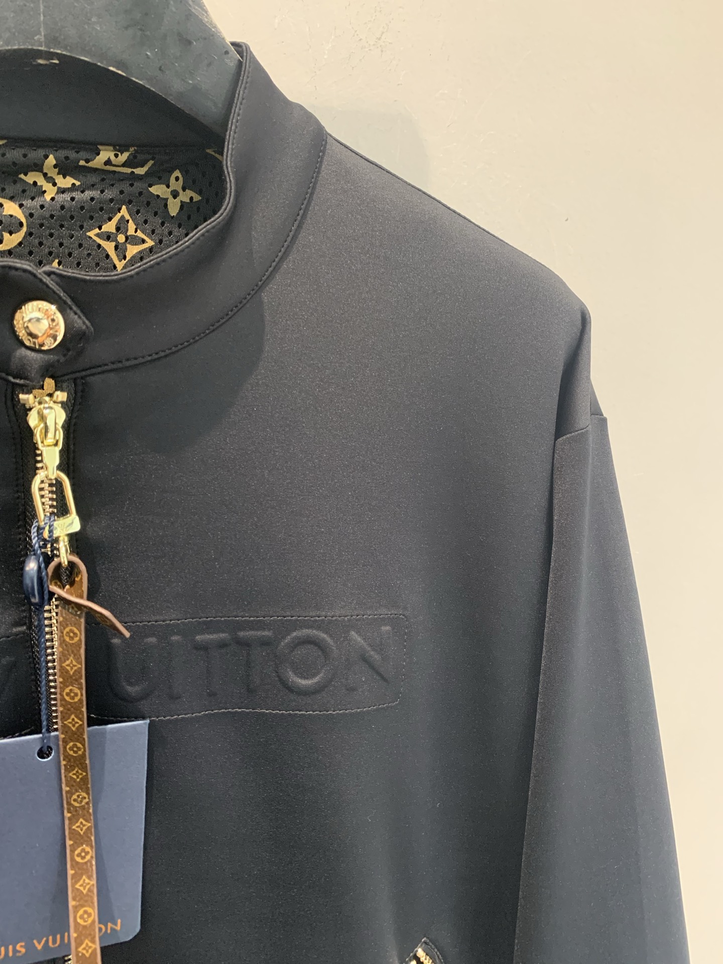 新款🔥出货啦📢 原版开发 L家2025早秋新款男友风立体字母老花立领棒球服。采用YB定制面料✨ 经典黑色