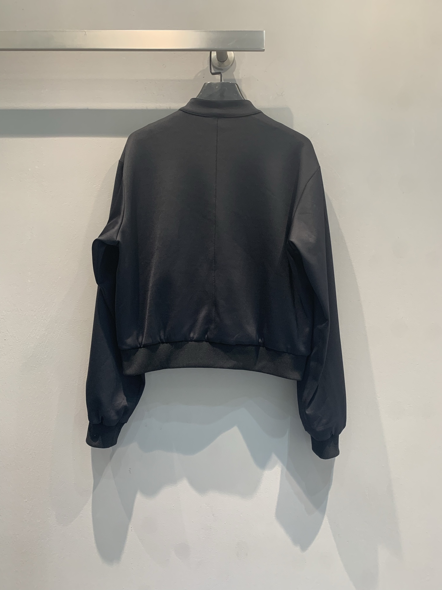 新款🔥出货啦📢 原版开发 L家2025早秋新款男友风立体字母老花立领棒球服。采用YB定制面料✨ 经典黑色