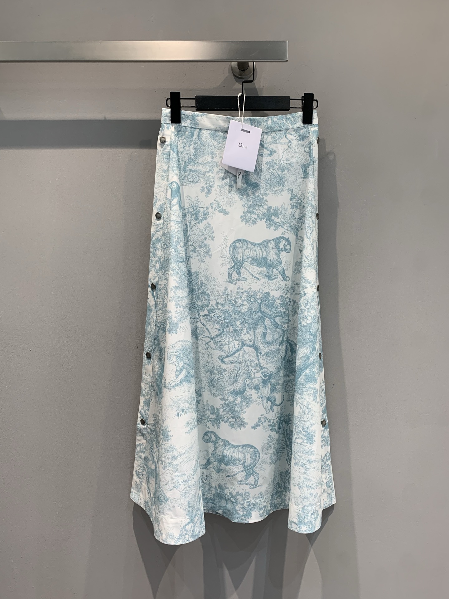 NO:737544,New model is shipped. Original development CD2025 early autumn new positioning printed side-button animal skirt from Dioriviera limited series, white background decorated with lily of the valley green Sauvage print, a new interpretation of Dio* classic pattern. Carefully made of cotton and mulberry silk blended poplin, the flared cut is elegant and unique, and the side buttons are decorated with buttons to enhance the style. Can be matched with a matching shirt to create a refined Dioriviera look, size 36 38 40  42,,dior,skirts,shirts,19860909新款出货啦 原版开发 CD2025早秋新款定位印花侧扣动物半裙 来自Dioriviera 限定系列,白色底色饰以铃兰绿色Sauvage 茹伊印花,全新演绎 Dio*经典图案.采用棉质和桑蚕丝混纺府绸精心制作,喇叭形剪裁优雅别致,侧面饰以按扣提升格调.可与配套的衬衫搭配,打造精致的 Dioriviera 造型,码数36 38 40 42,,dior,skirts,shirts,,Women's clothing