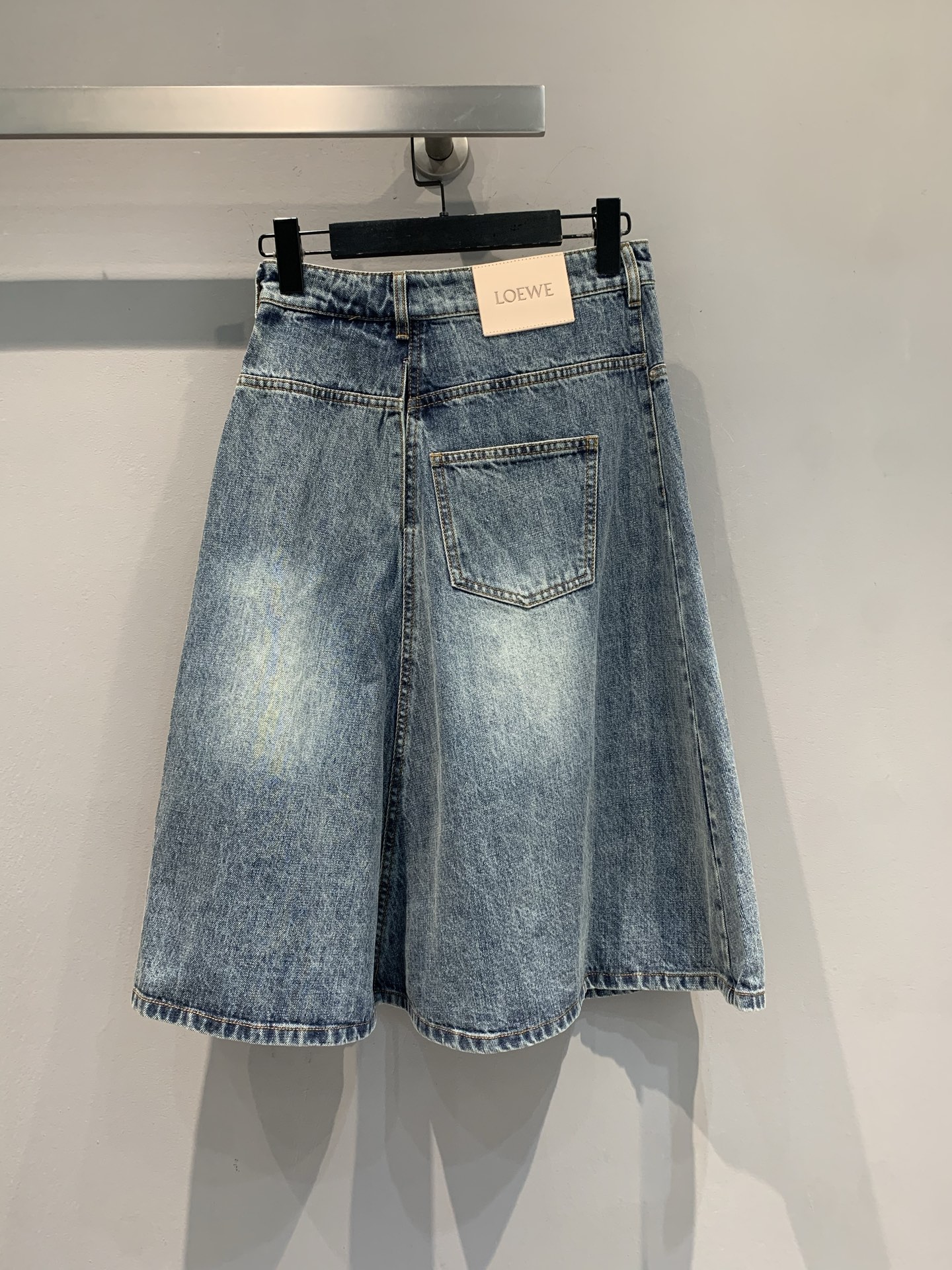 新款🔥出货啦📢 原版开发 Loew*2025早秋新款时髦复古不规则牛仔半裙 水洗复古色和版型都很绝，解锁