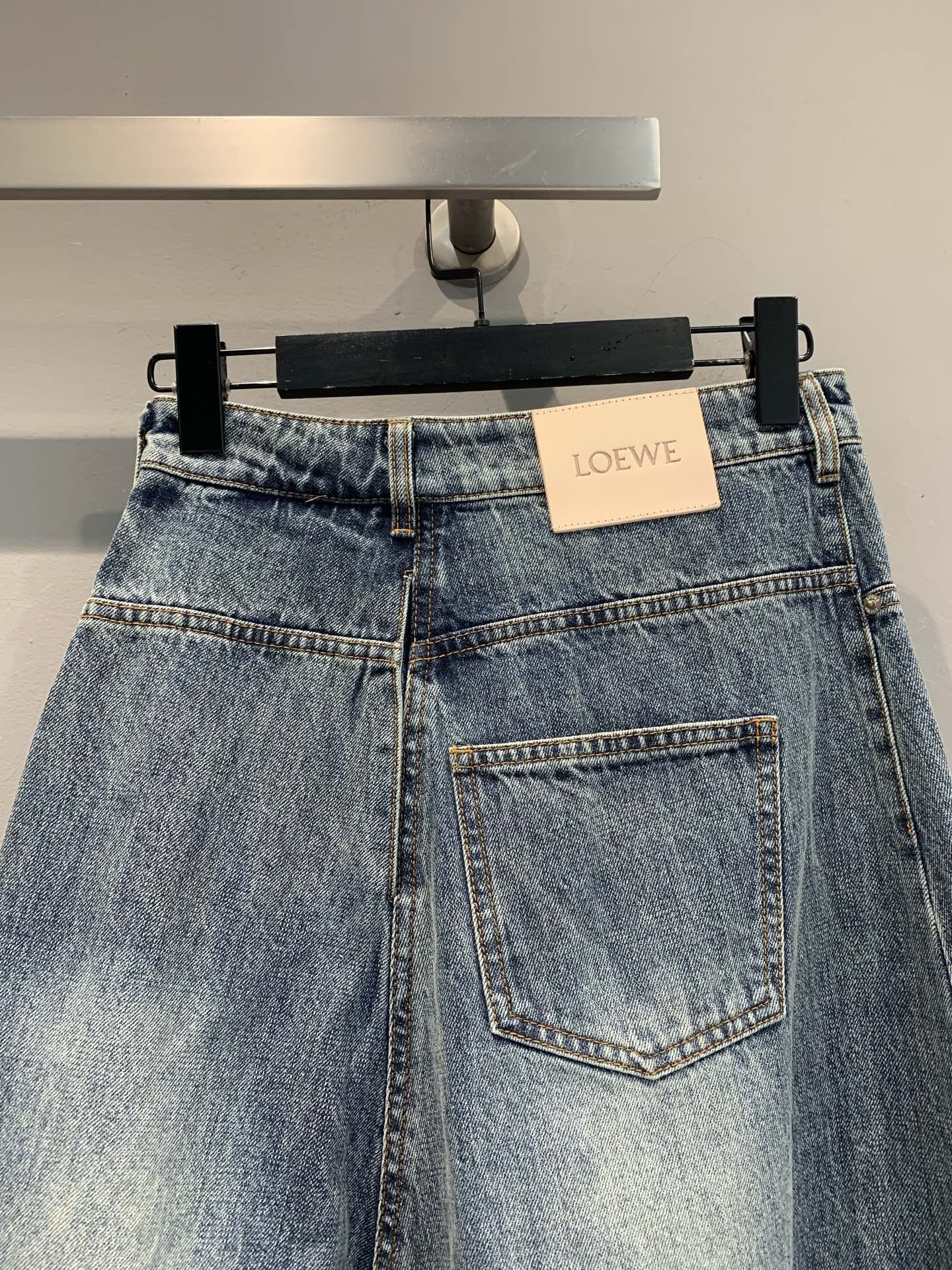 新款🔥出货啦📢 原版开发 Loew*2025早秋新款时髦复古不规则牛仔半裙 水洗复古色和版型都很绝，解锁