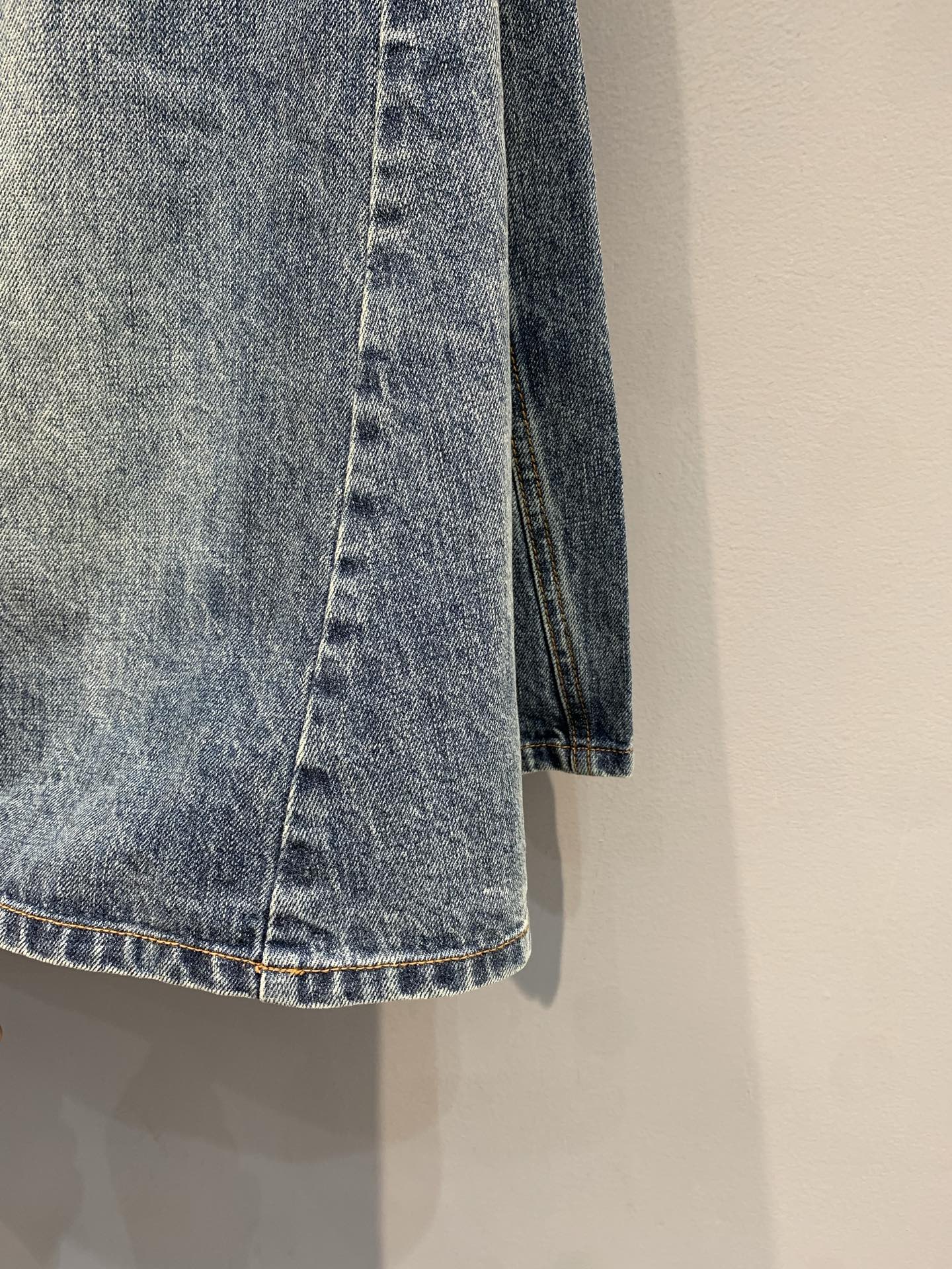 新款🔥出货啦📢 原版开发 Loew*2025早秋新款时髦复古不规则牛仔半裙 水洗复古色和版型都很绝，解锁