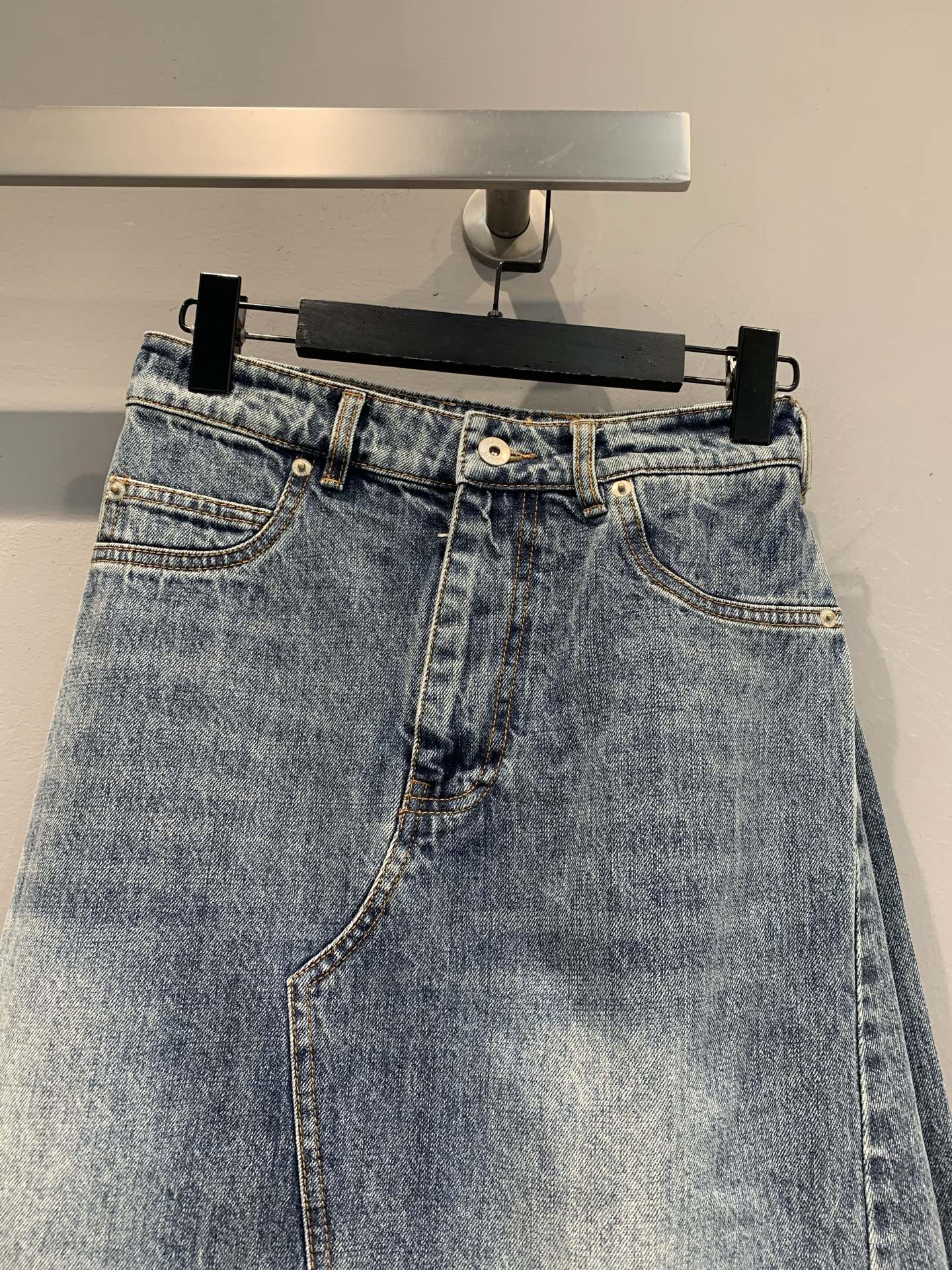 新款🔥出货啦📢 原版开发 Loew*2025早秋新款时髦复古不规则牛仔半裙 水洗复古色和版型都很绝，解锁