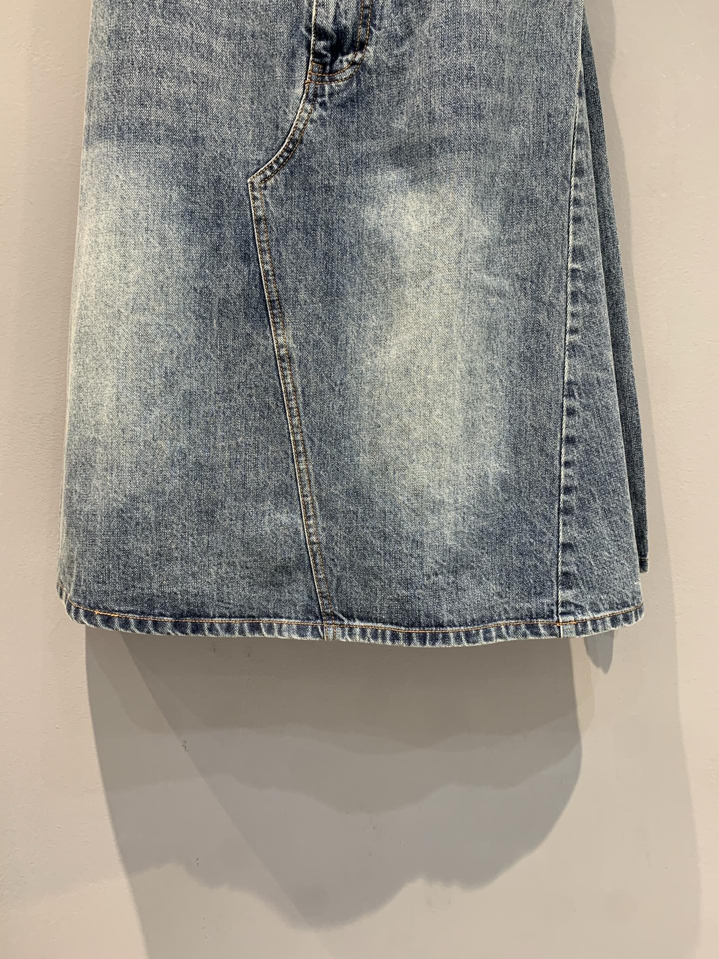 新款🔥出货啦📢 原版开发 Loew*2025早秋新款时髦复古不规则牛仔半裙 水洗复古色和版型都很绝，解锁